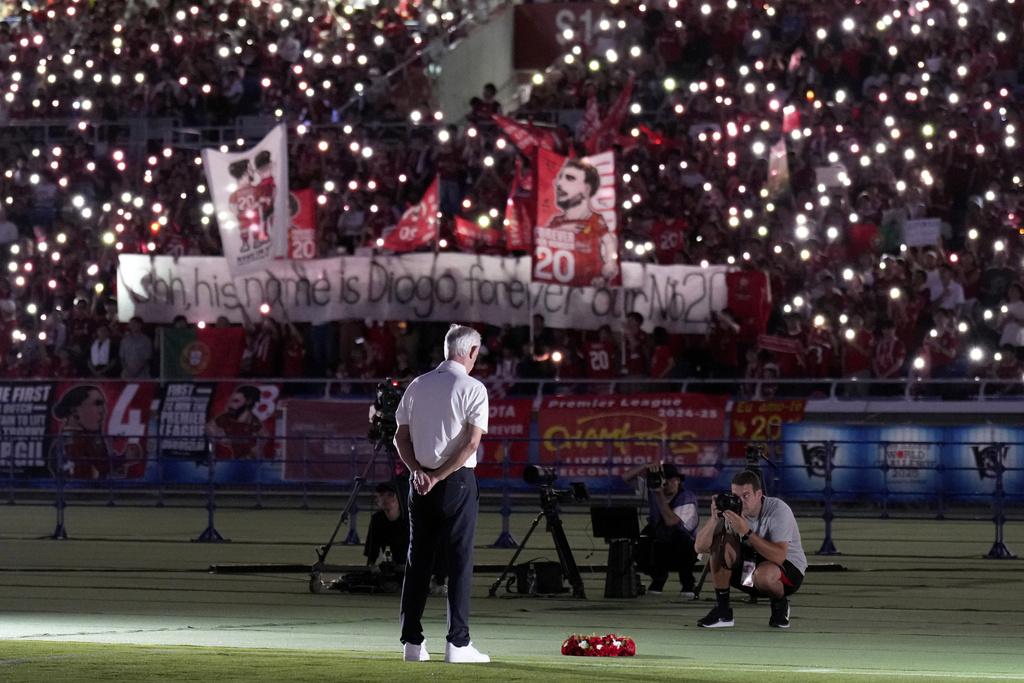 利物浦在日本亦為祖達舉行悼念,並由名宿魯殊代表獻花圈。(美聯社)
