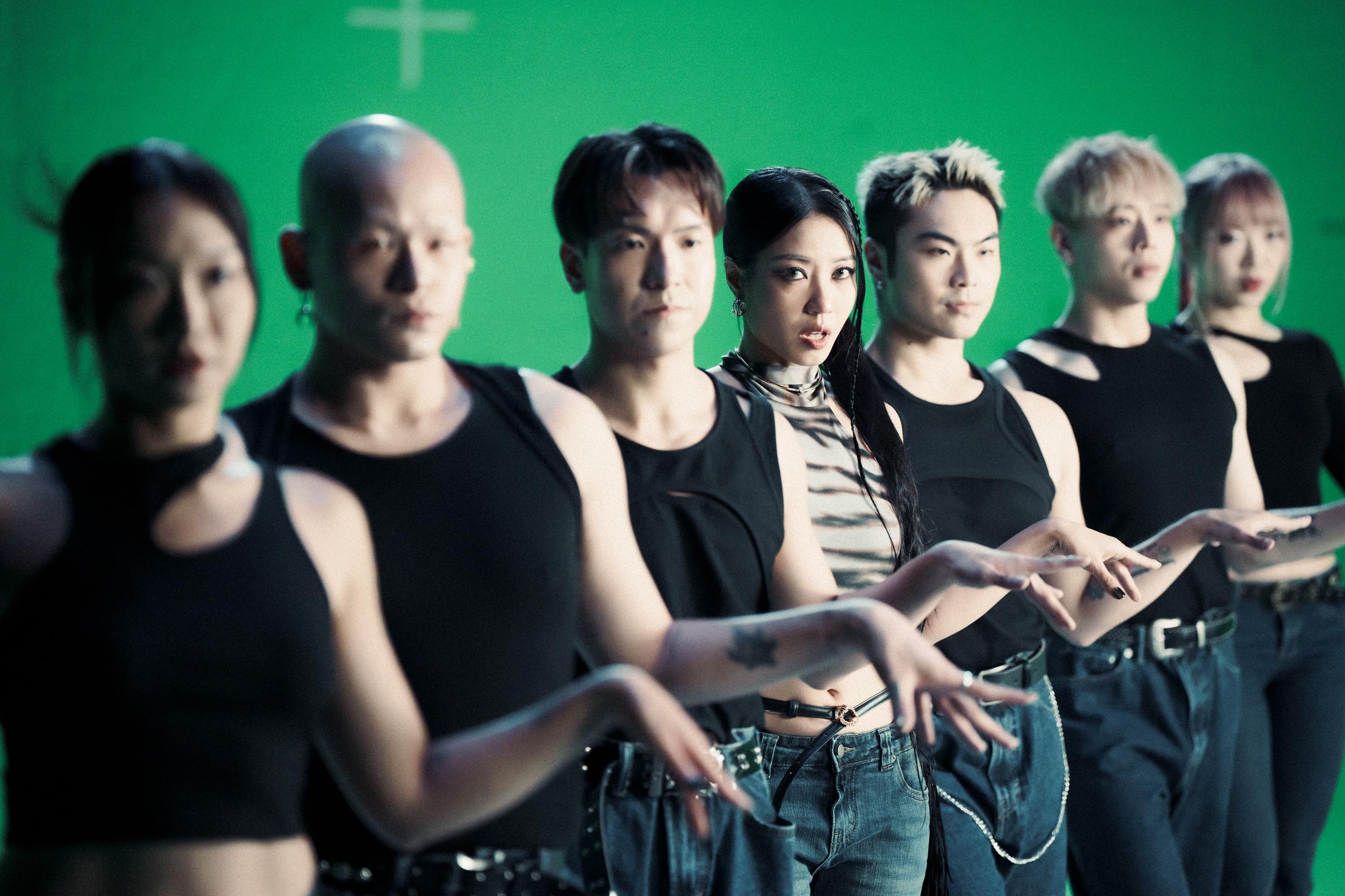 芯駖@COLLAR專誠請來日本排舞師為新歌《POSH》編舞。