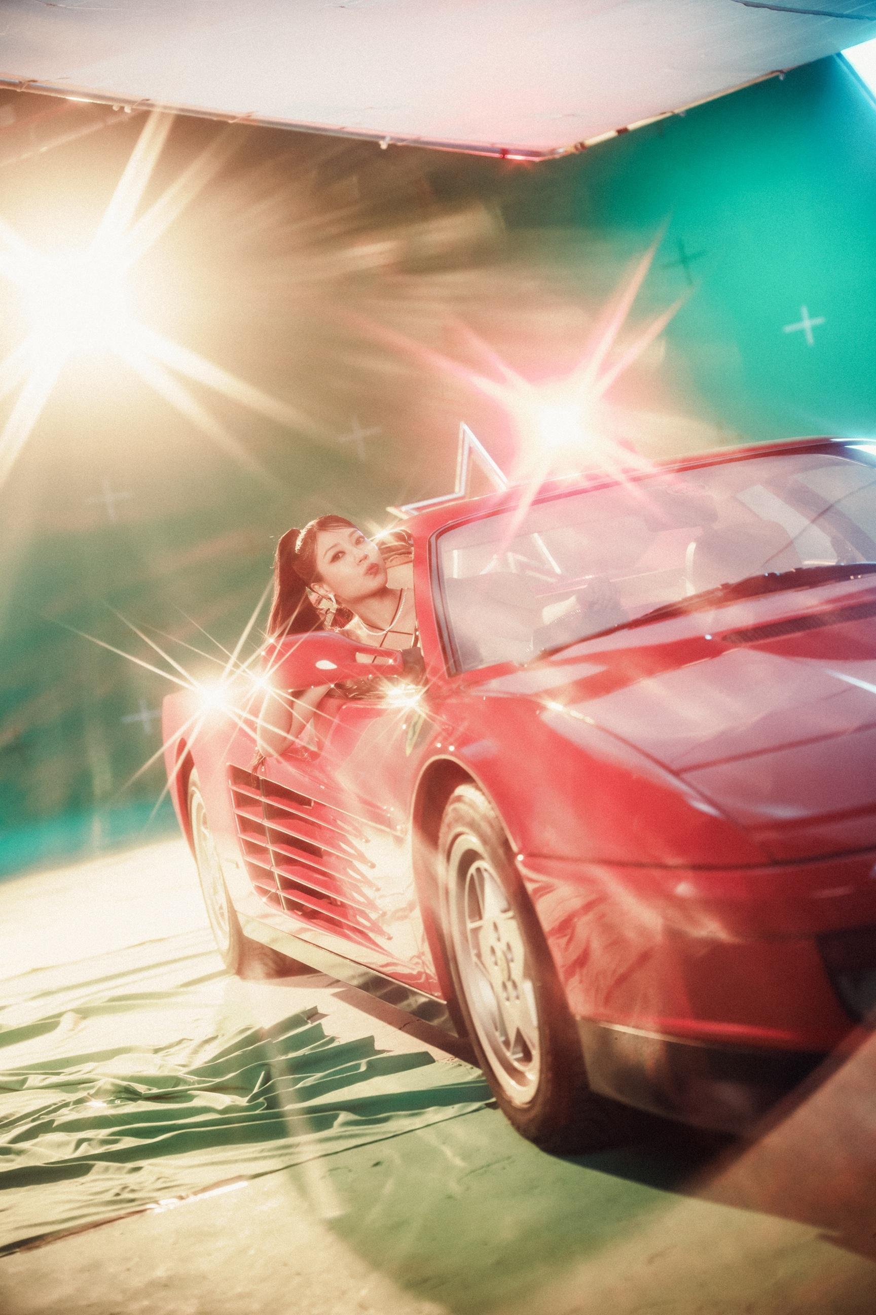 芯駖@COLLAR借來名貴法拉利跑車,為新歌《POSH》拍MV。