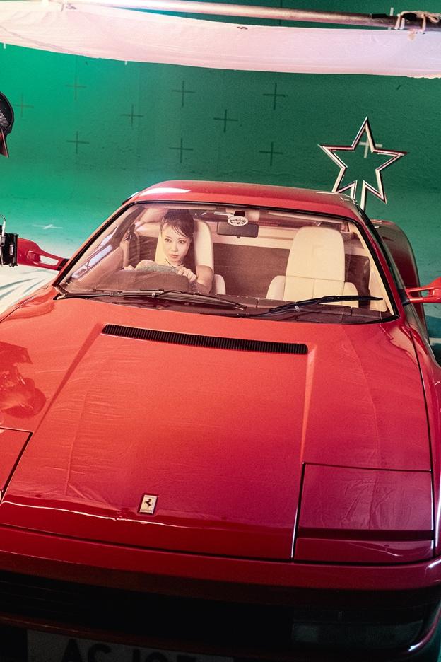 芯駖@COLLAR借來名貴法拉利跑車,為新歌《POSH》拍MV。