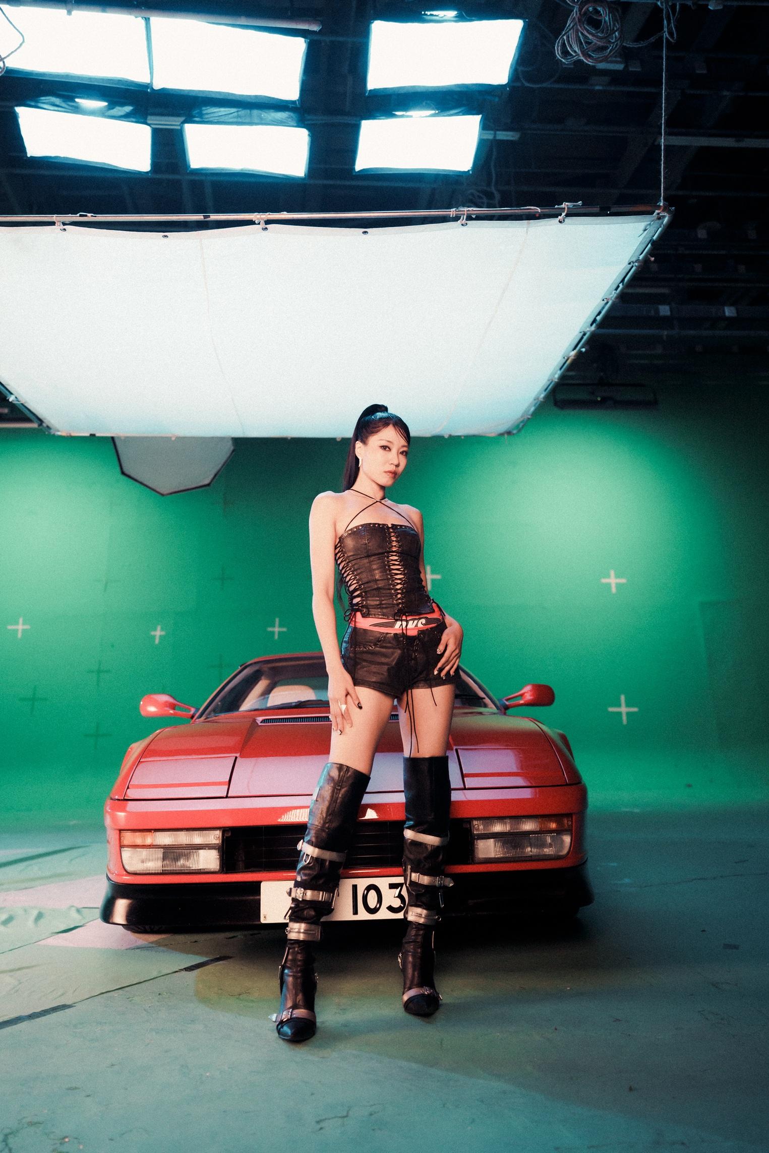 芯駖@COLLAR新歌《POSH》MV挑戰最性感造型。