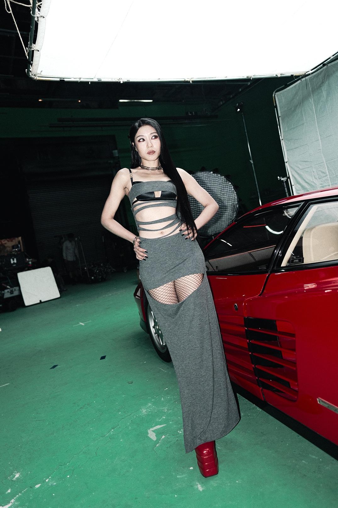 芯駖@COLLAR新歌《POSH》MV挑戰最性感造型。