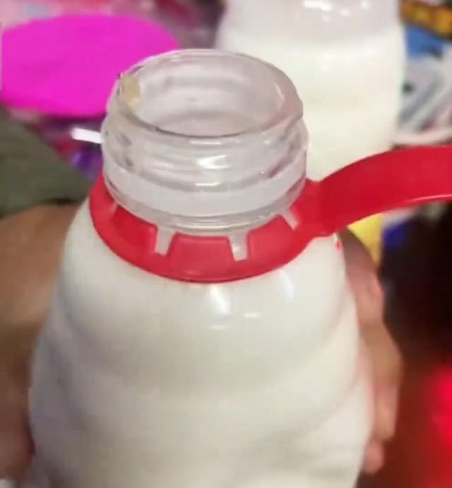 有雲南市民在超市購買娃哈哈的「營養快線」飲品,開蓋後驚現活蛆蟲。(網片截圖)