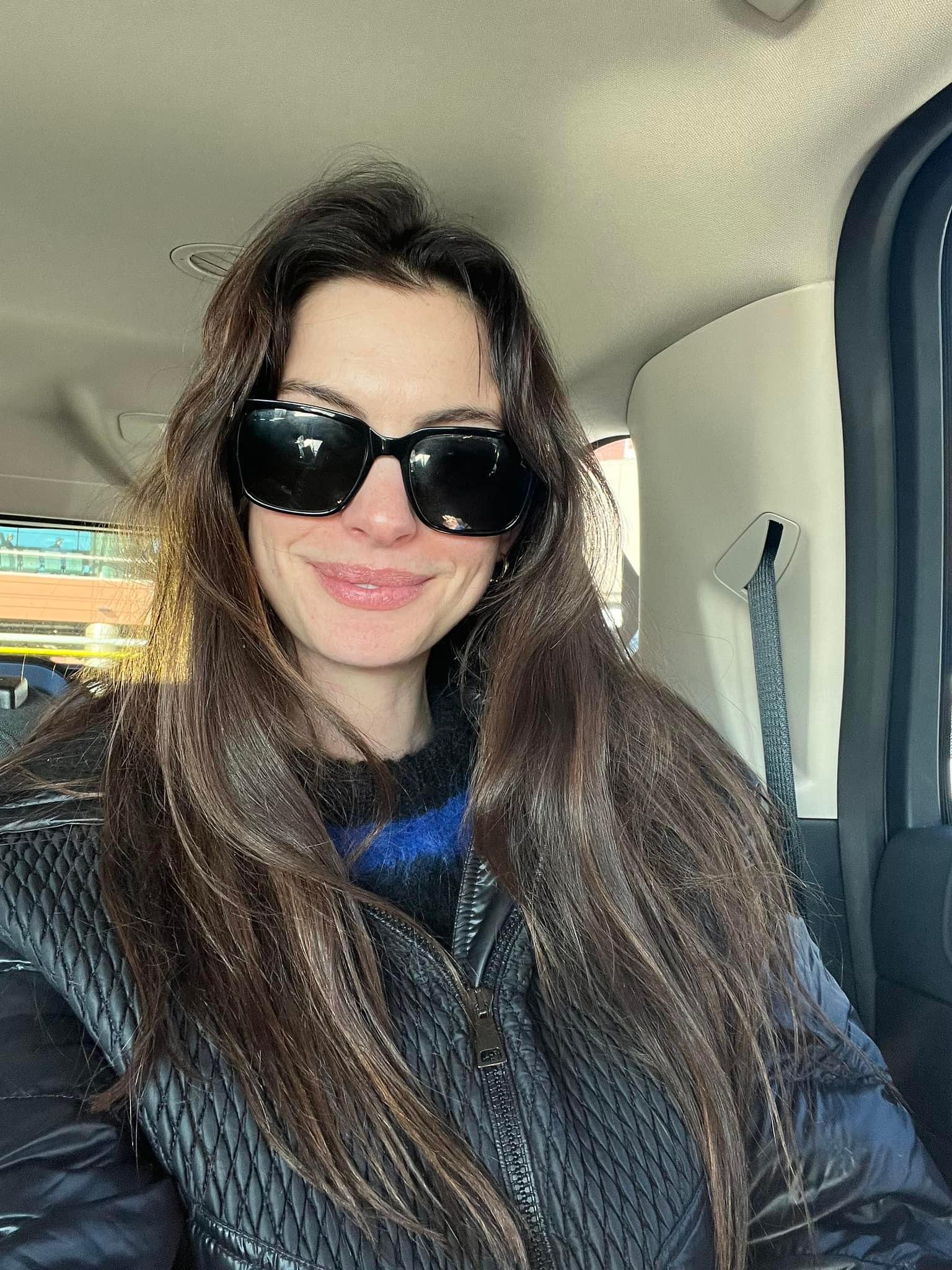 《穿Prada的惡魔2》即將開鏡,安妮正在為讀劇本中。