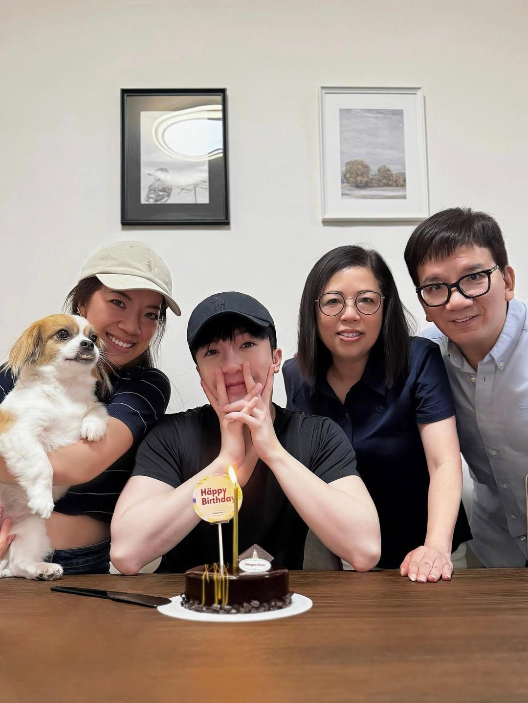 Asnon Lo分享與教父教母教姊和Amber慶生的全家福。