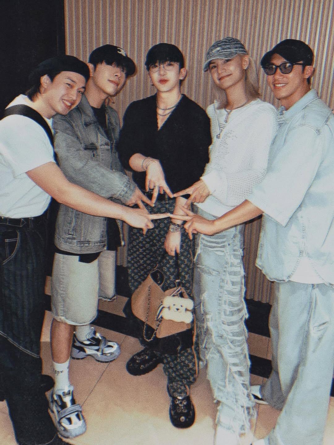 「生日群組」Edan、Jer、Stanely和Jeremy和Anson Lo用手指合拼五角星。