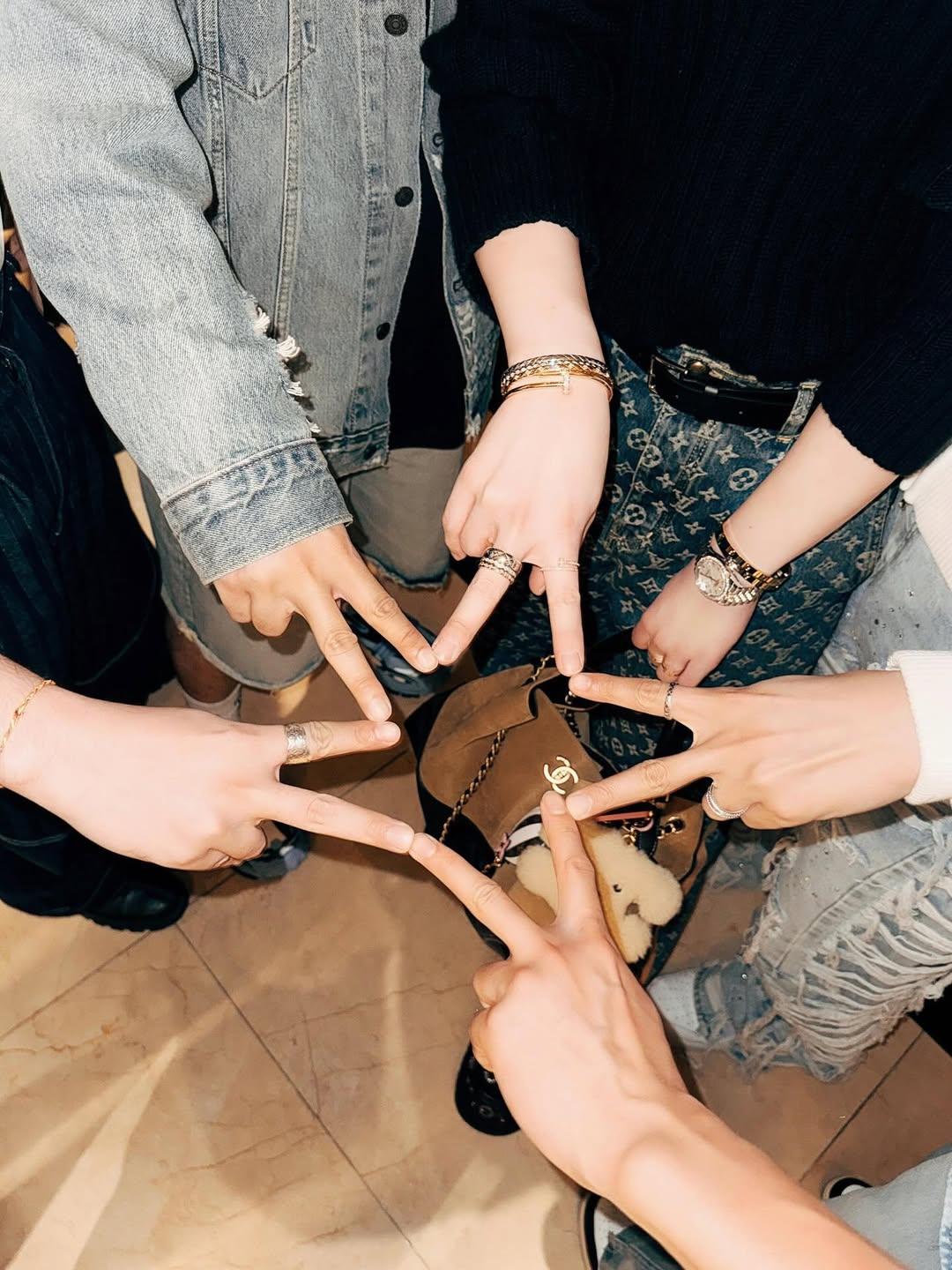 Anson Lo、Edan、Jer、Stanely和Jeremy用手指合拼五角星,「生日群組」非常青春。