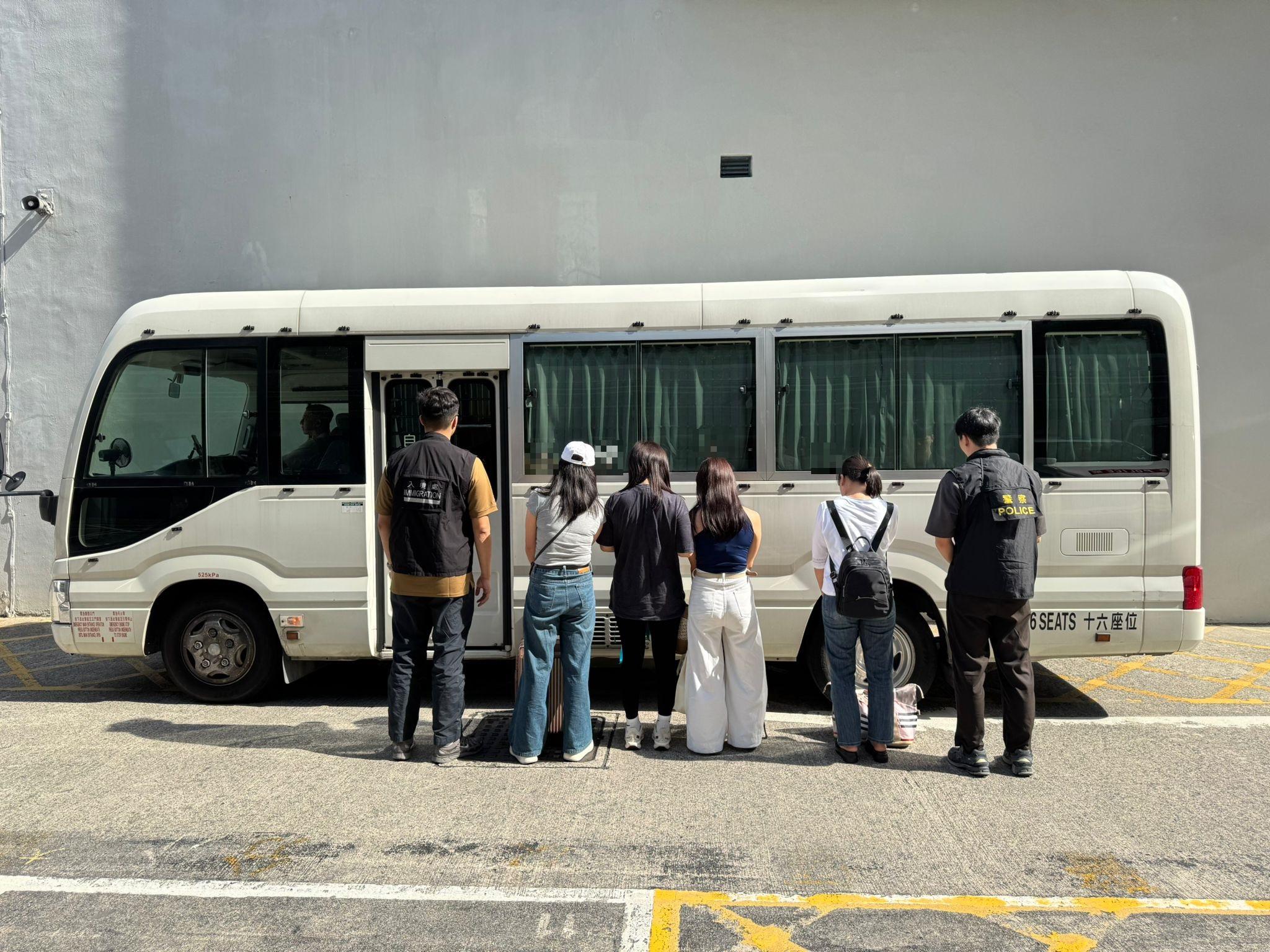 大埔警區聯入境處掃黃,11名內地女被捕。(警方圖片)