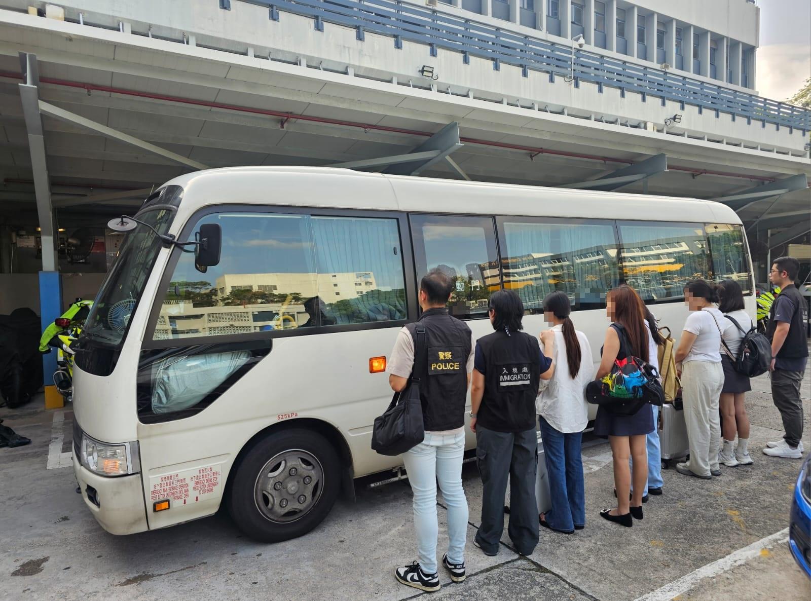 大埔警區聯入境處掃黃,11名內地女被捕。(警方圖片)