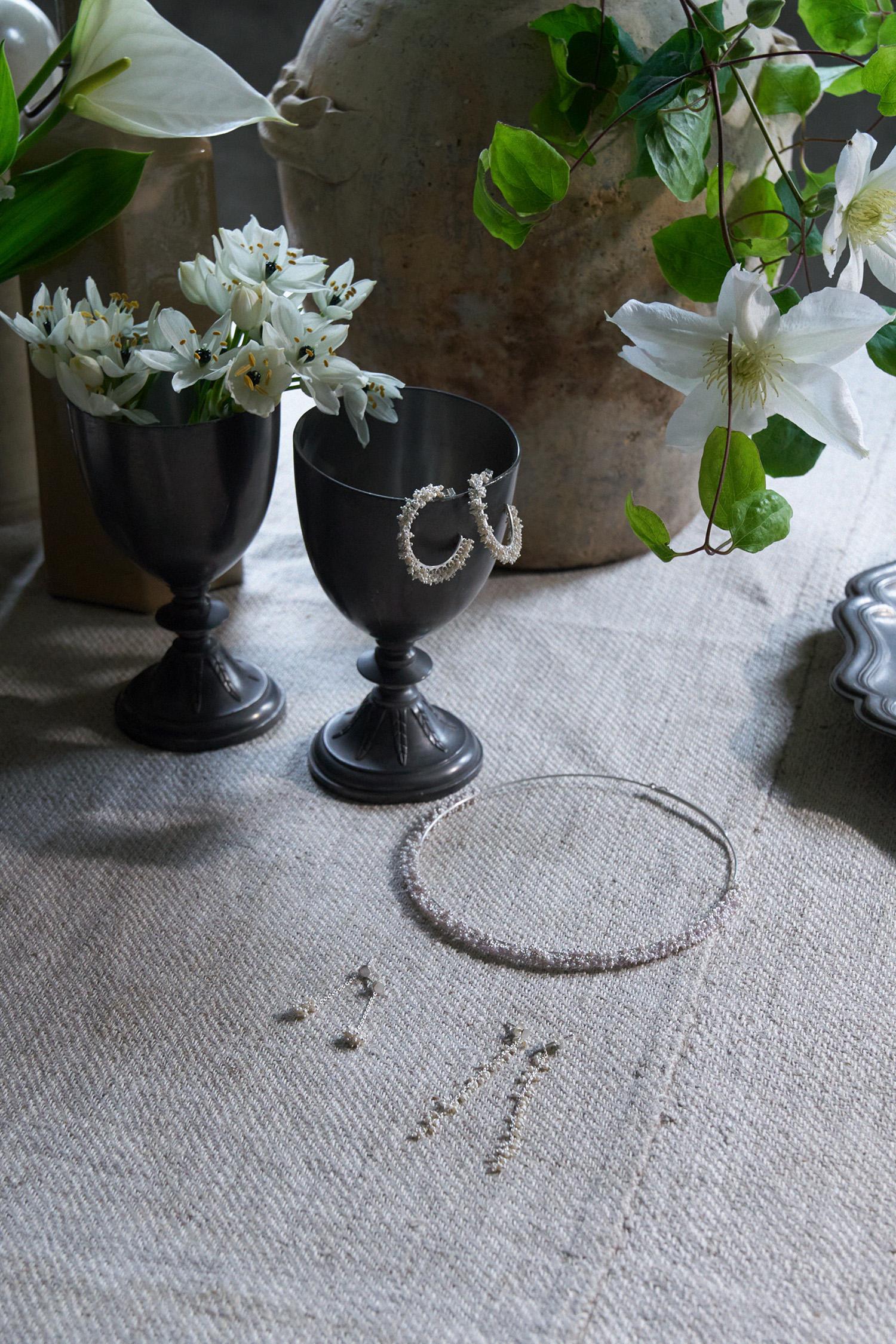 45R Black Formal系列手工珠寶,由工匠精心打造,採用天然寶石如水晶、瑪瑙、粉紅碧璽、藍晶石和迷你珍珠,各有不同色澤與紋理。