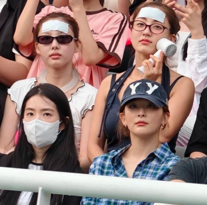 TWICE的娜璉、志效(圖上)與Red Velvet的Irene、Seulgi,特地到場撐BLACKPINK。