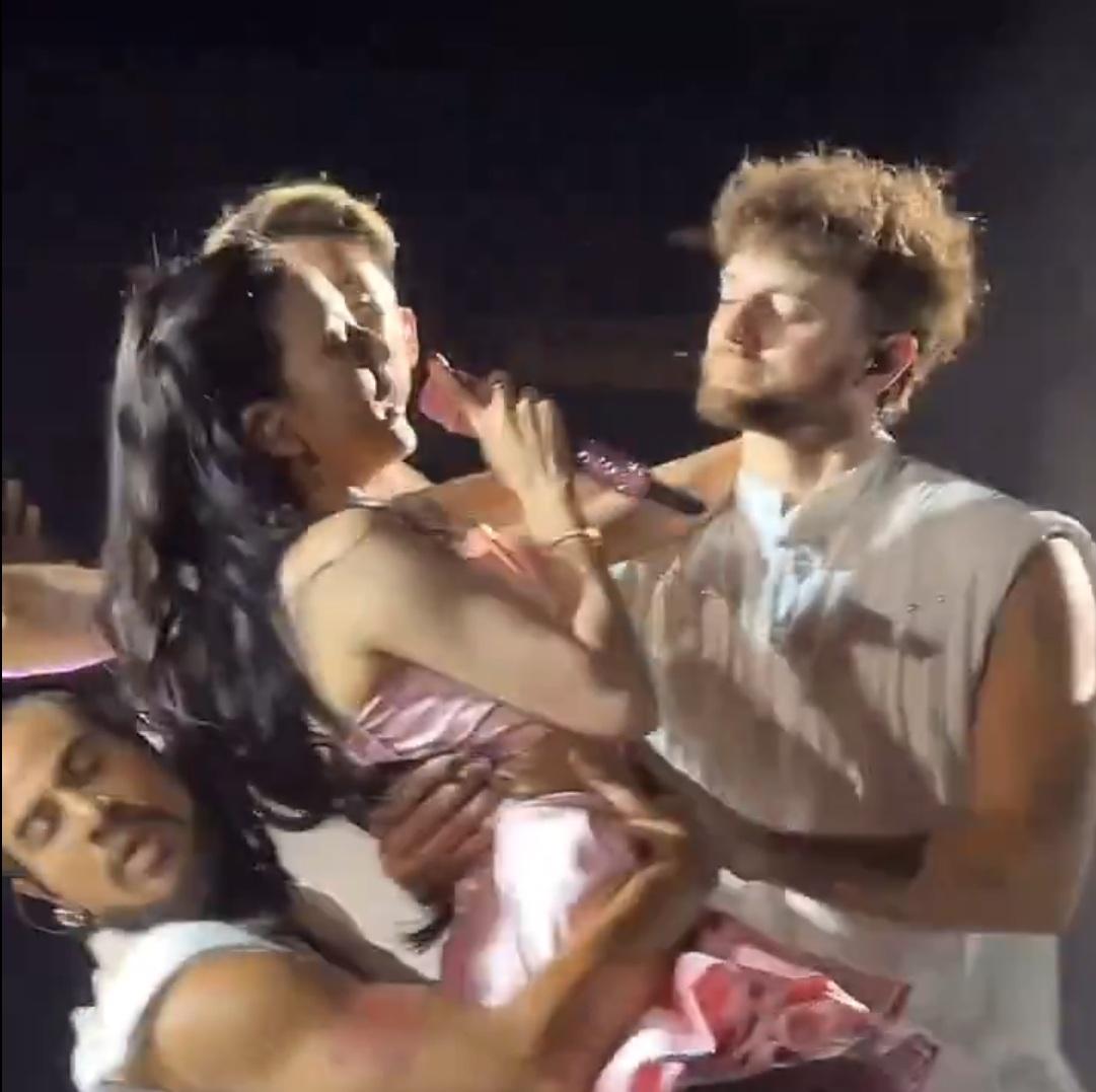 Jisoo與舞蹈員大跳辣身舞。