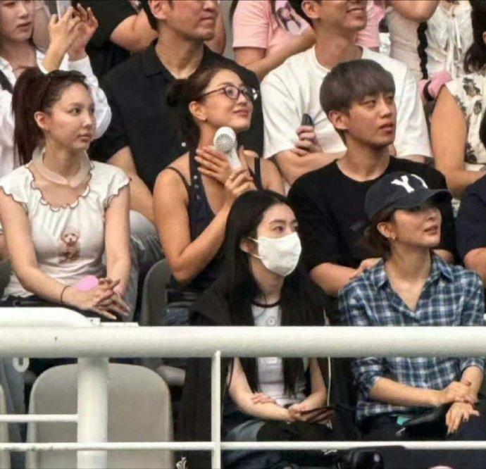 TWICE的娜璉、志效(圖上)與Red Velvet的Irene、Seulgi,特地到場撐BLACKPINK。