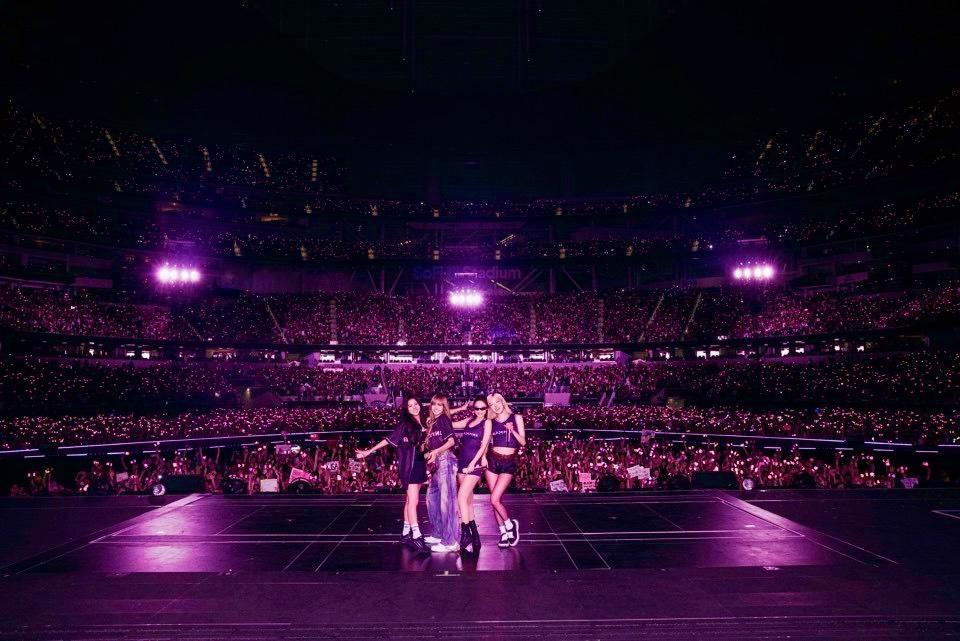 完騷前與觀眾大合照。