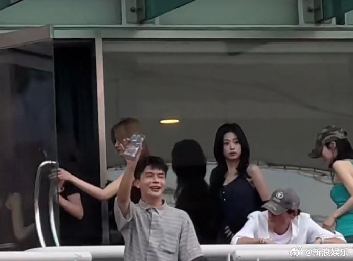 師妹BABYMONSTER全員到齊。