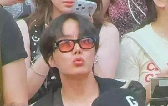 BTS的J-Hope亦有出現在觀眾席。