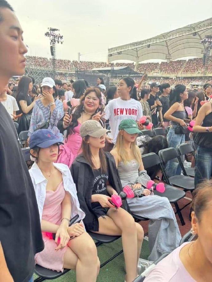 IVE的金秋天、Liz、李瑞,獲安排坐最前觀眾席。