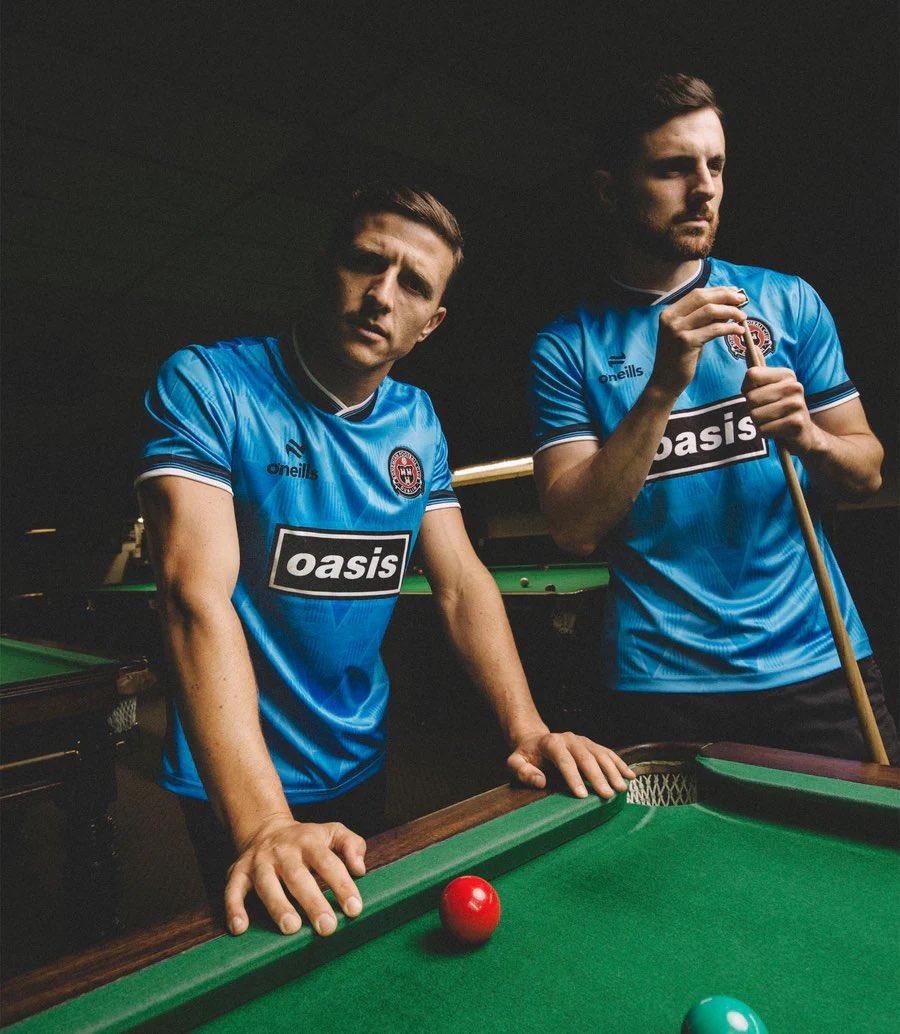 Oasis與Bohemian FC合作推出的服飾。