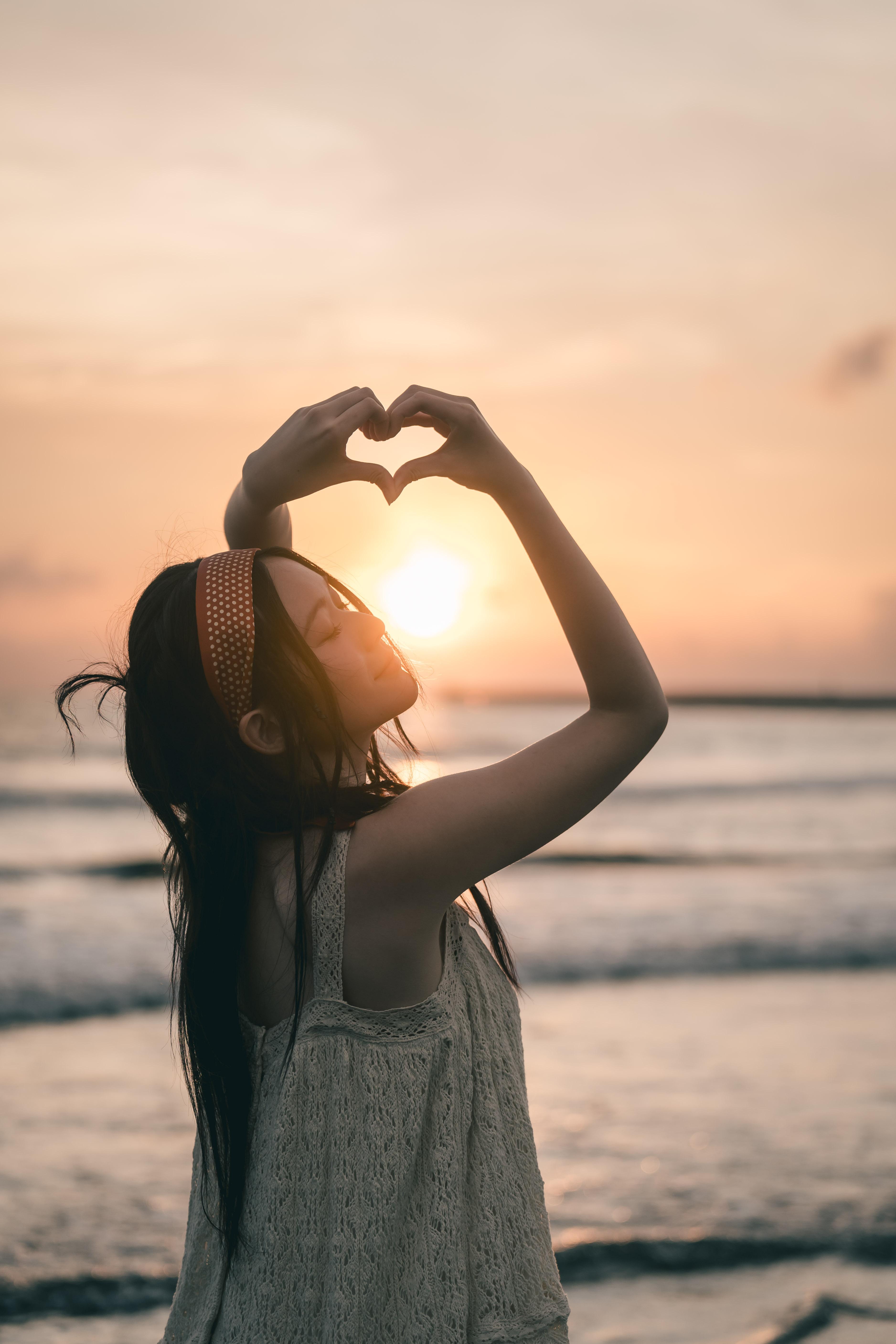 雲浩影Cloud在台南為新歌《你的損失》拍MV,首次見粉紅夕陽好震撼。