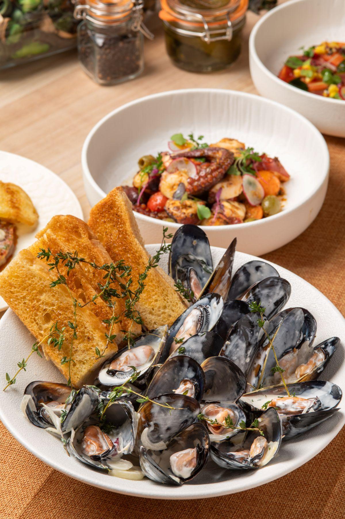 白酒香草忌廉煮藍青口$198(500克)