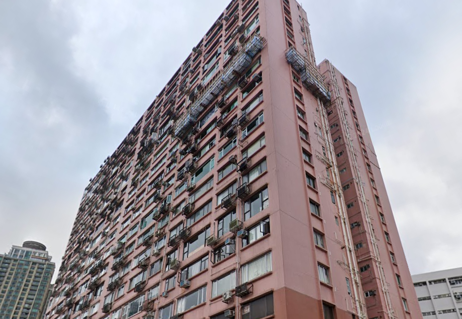 市區老牌豪宅何文田常康園,一伙3千呎複式戶連雙車位易手,成交呎價跌穿1萬元。
