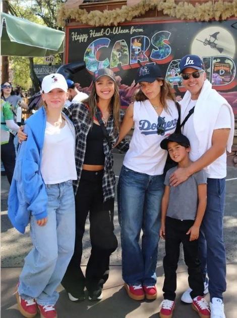 Cash與Jessica婚後育有兩女一子。