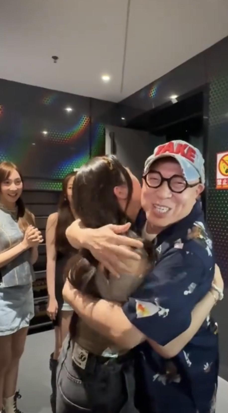 二人零距離胸貼胸擁抱,引起不少網民熱議。