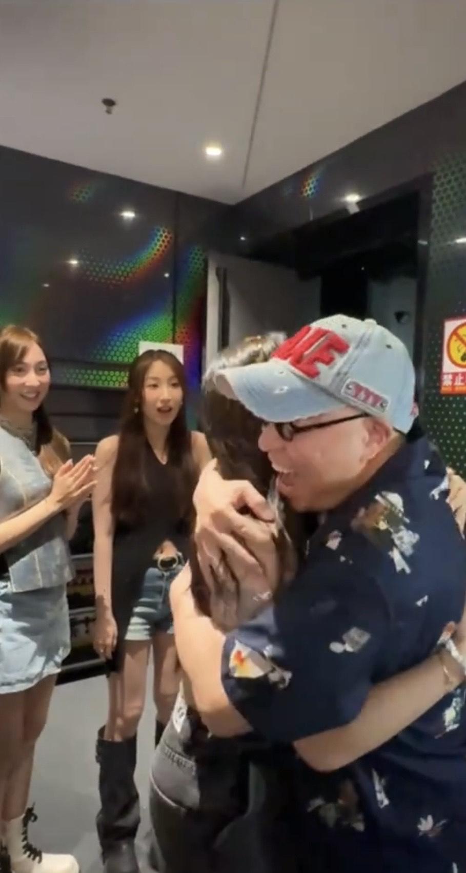 詹瑞文毫無保留大大力攬實姚焯菲,表現肉緊。