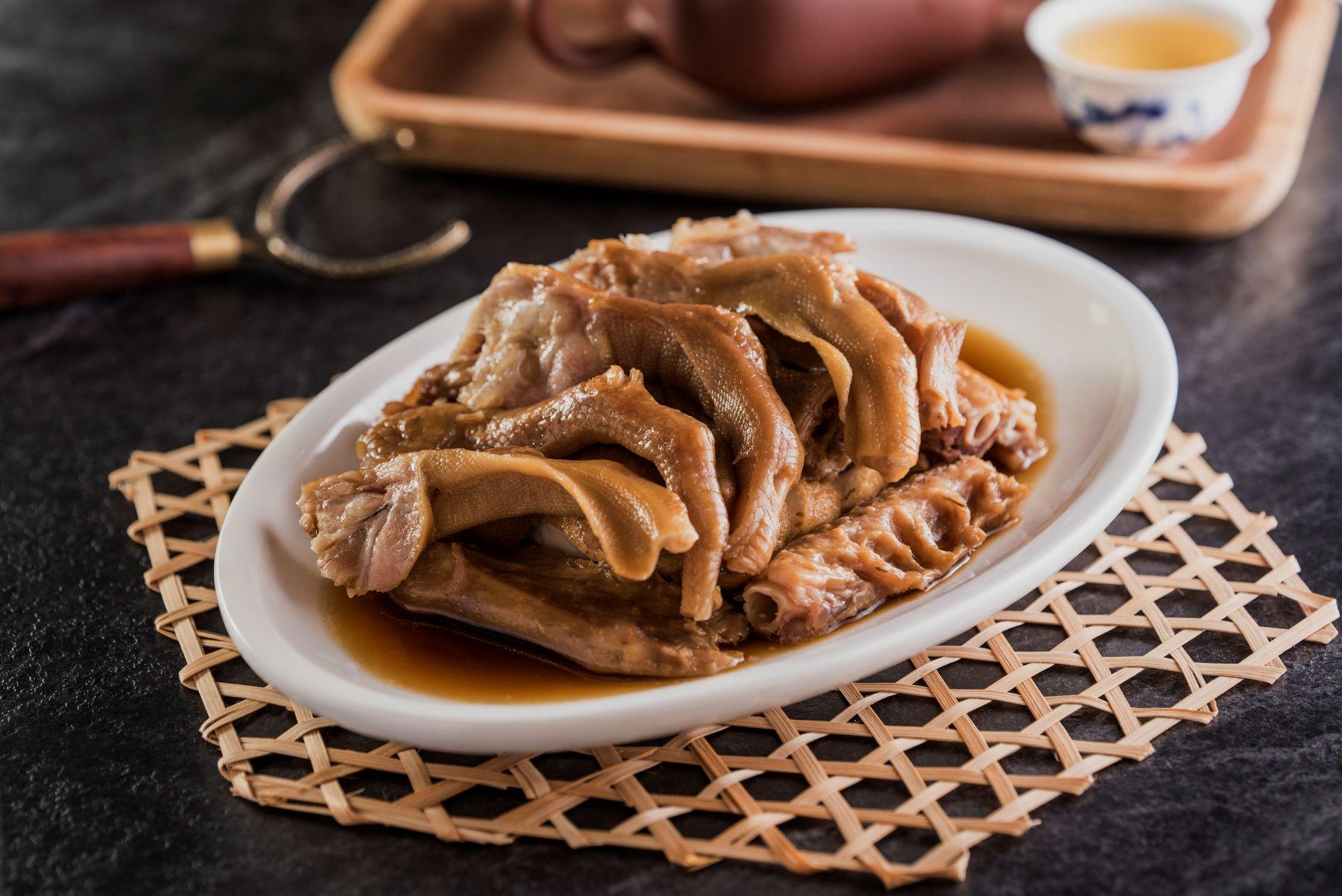 潮廳星期六及日午餐和晚餐指定招牌菜式有半價優惠。