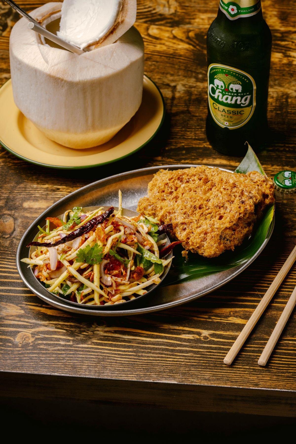 酥炸鯰魚鬆配青芒果沙律($98)