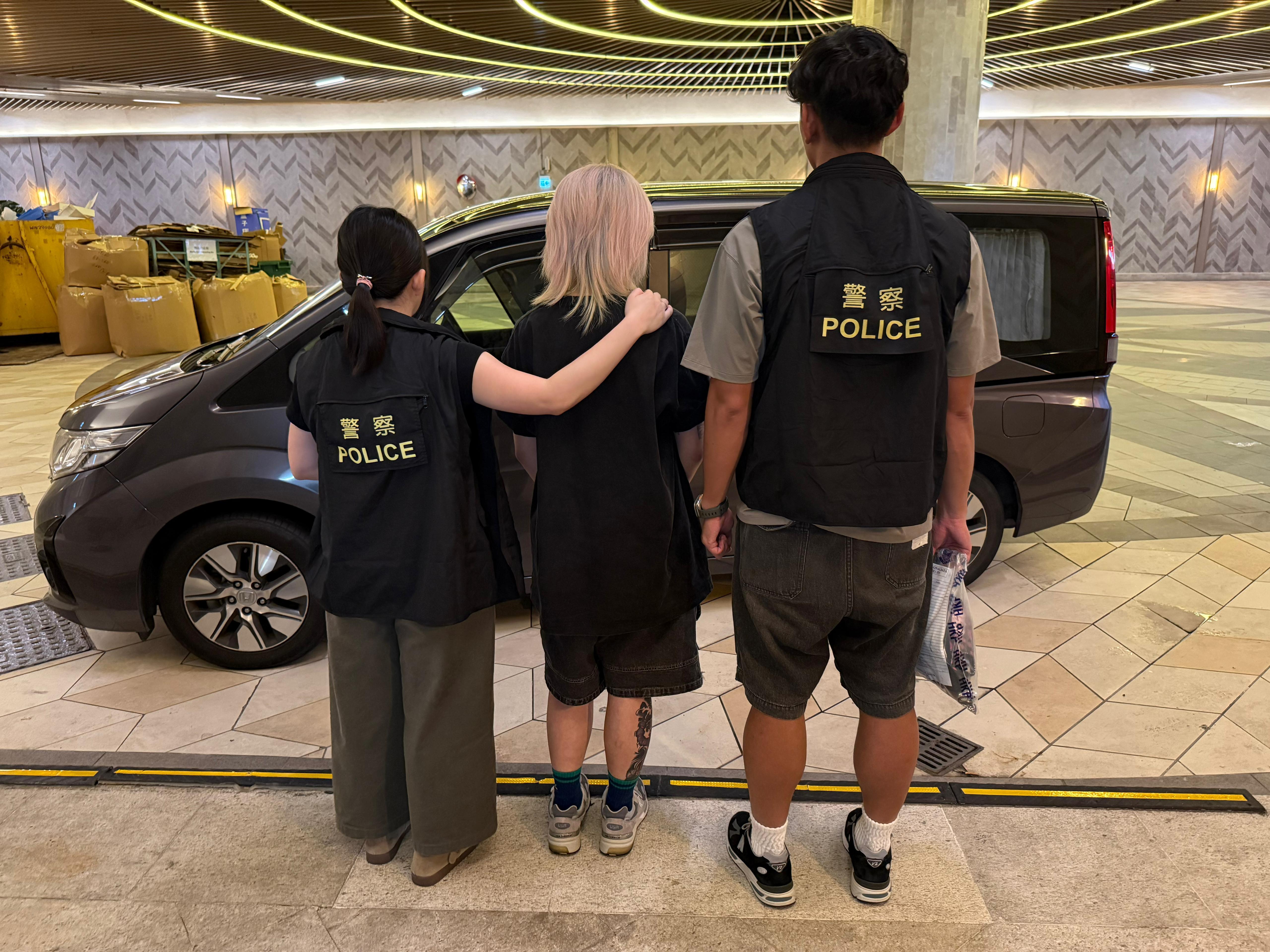 警將軍澳住宅搗製毒工場檢太空油等,26歲女子被捕。(警方圖片)