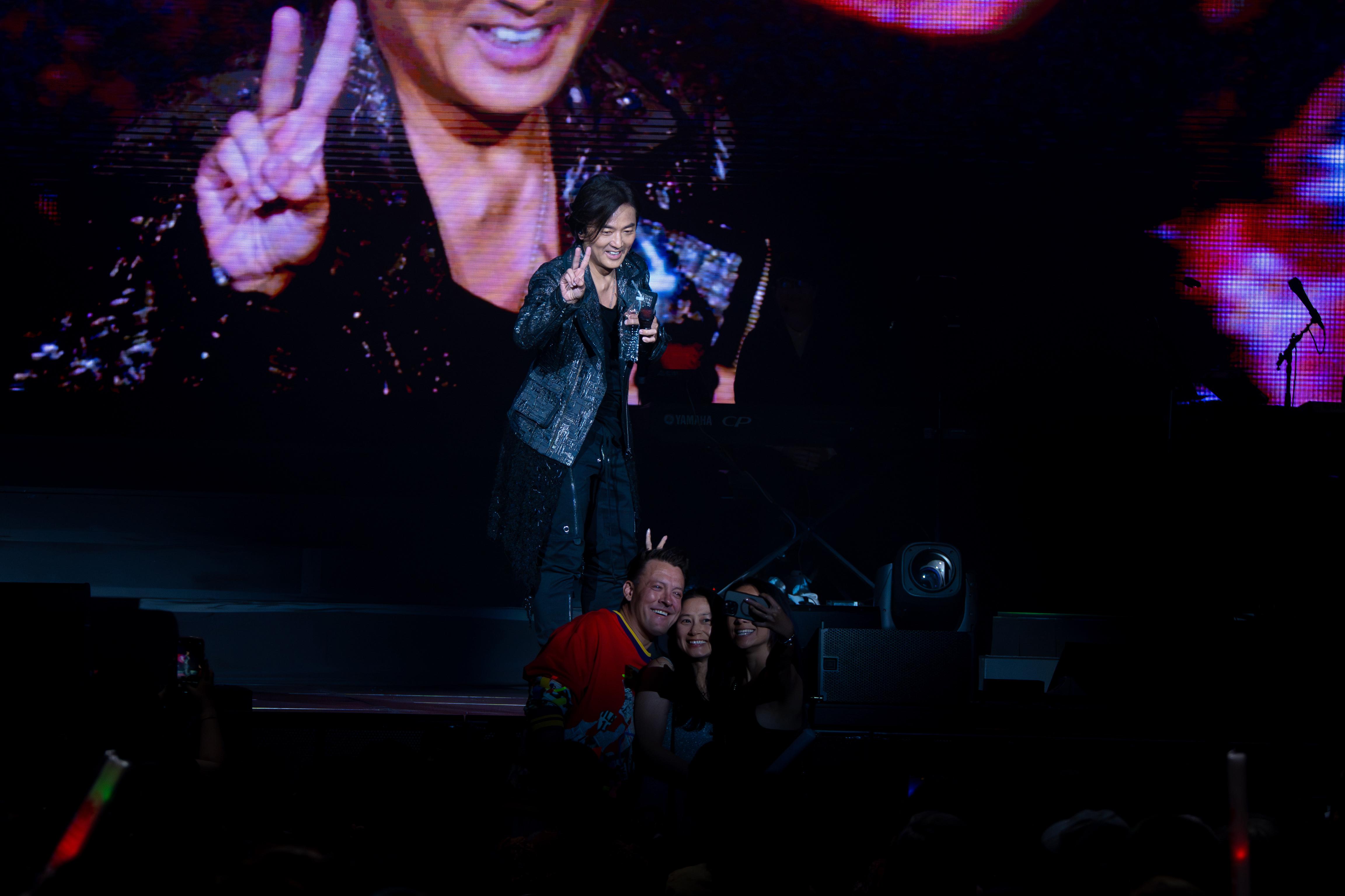 鄭伊健行動超窩心,請個唱團隊遊尼亞加拉大瀑布。