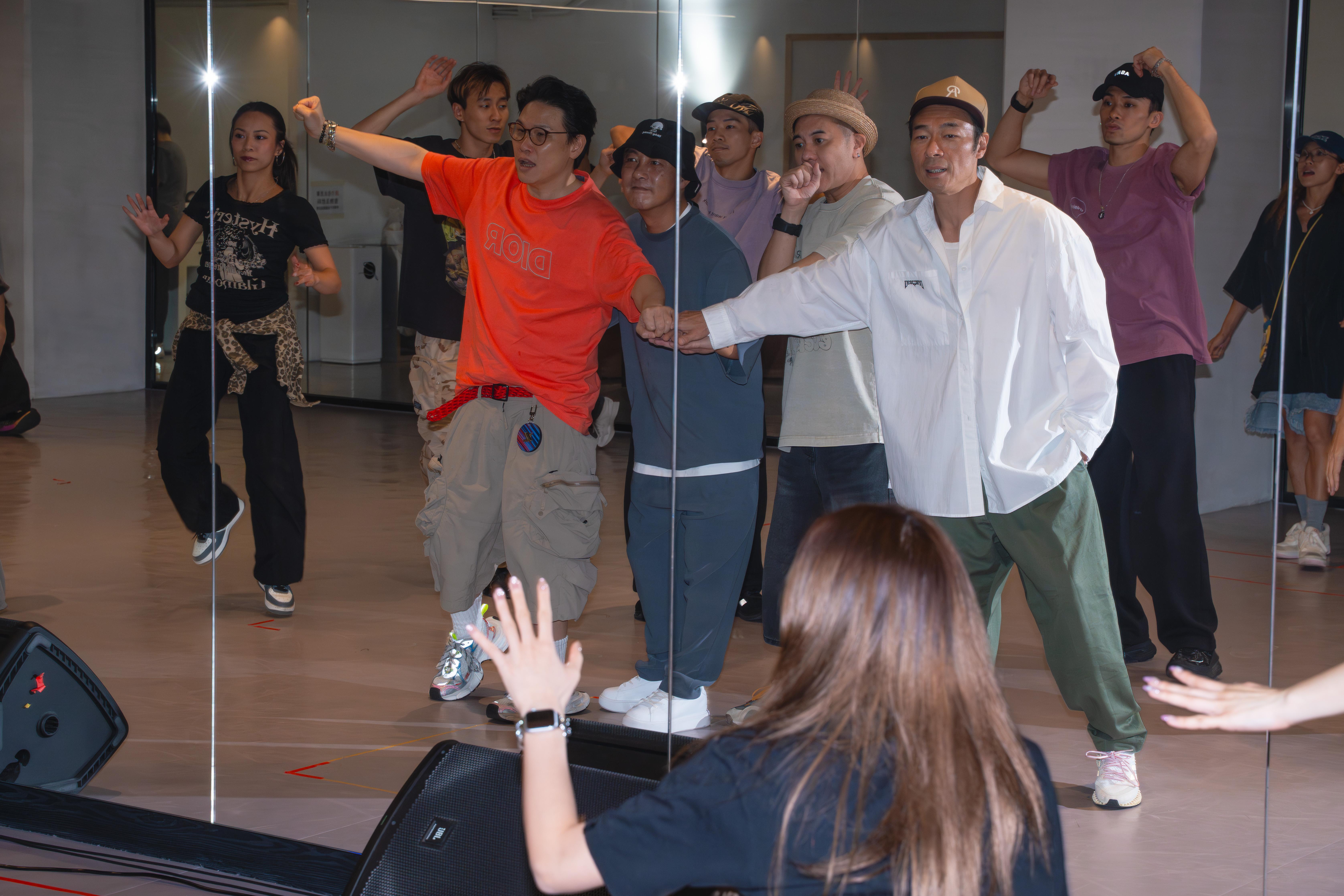 張衞健、許志安、蘇永康和梁漢文密鑼緊鼓,加緊綵排和練歌。