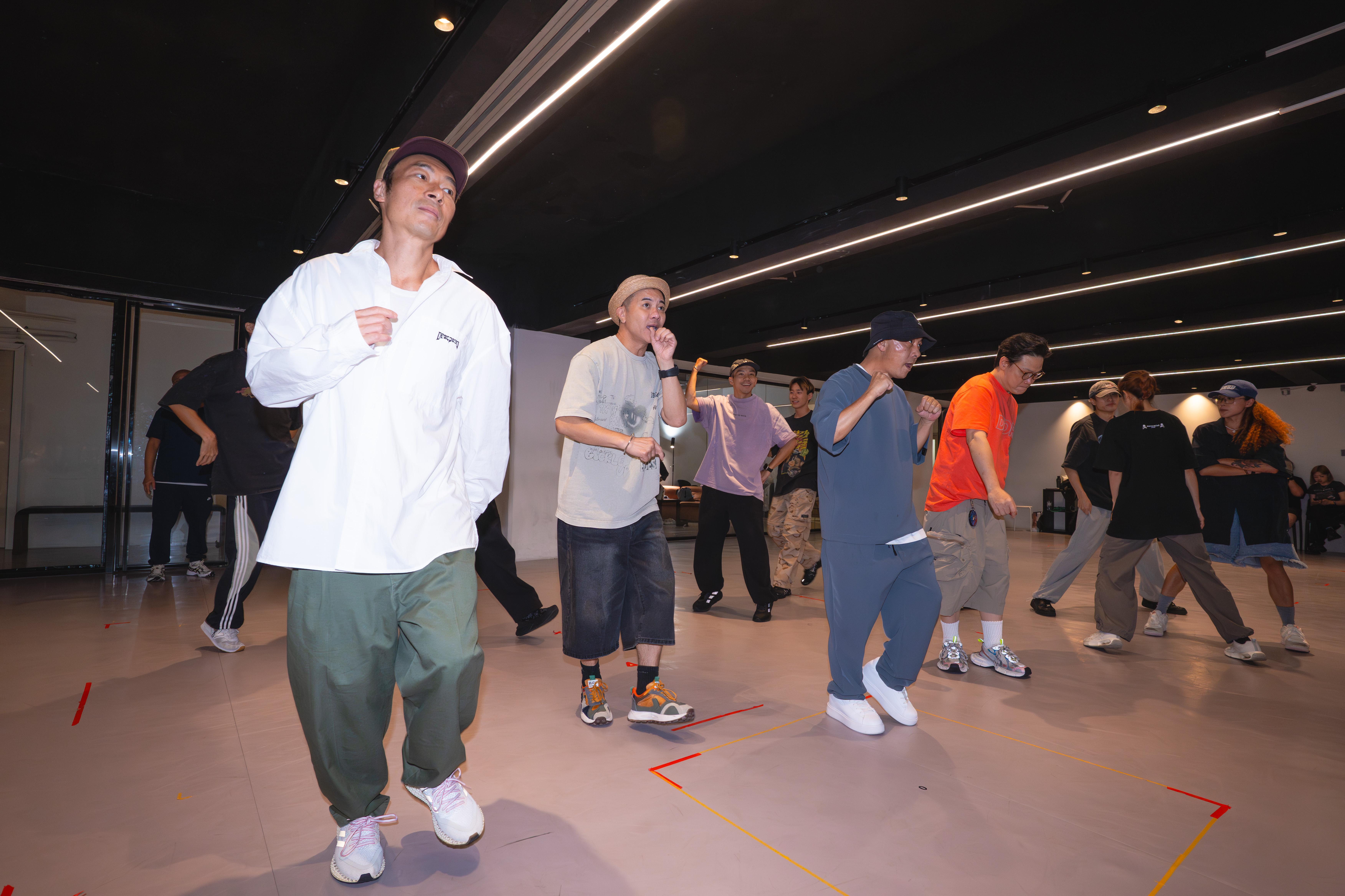 張衞健、許志安、蘇永康、和梁漢文為演唱會做好準備。