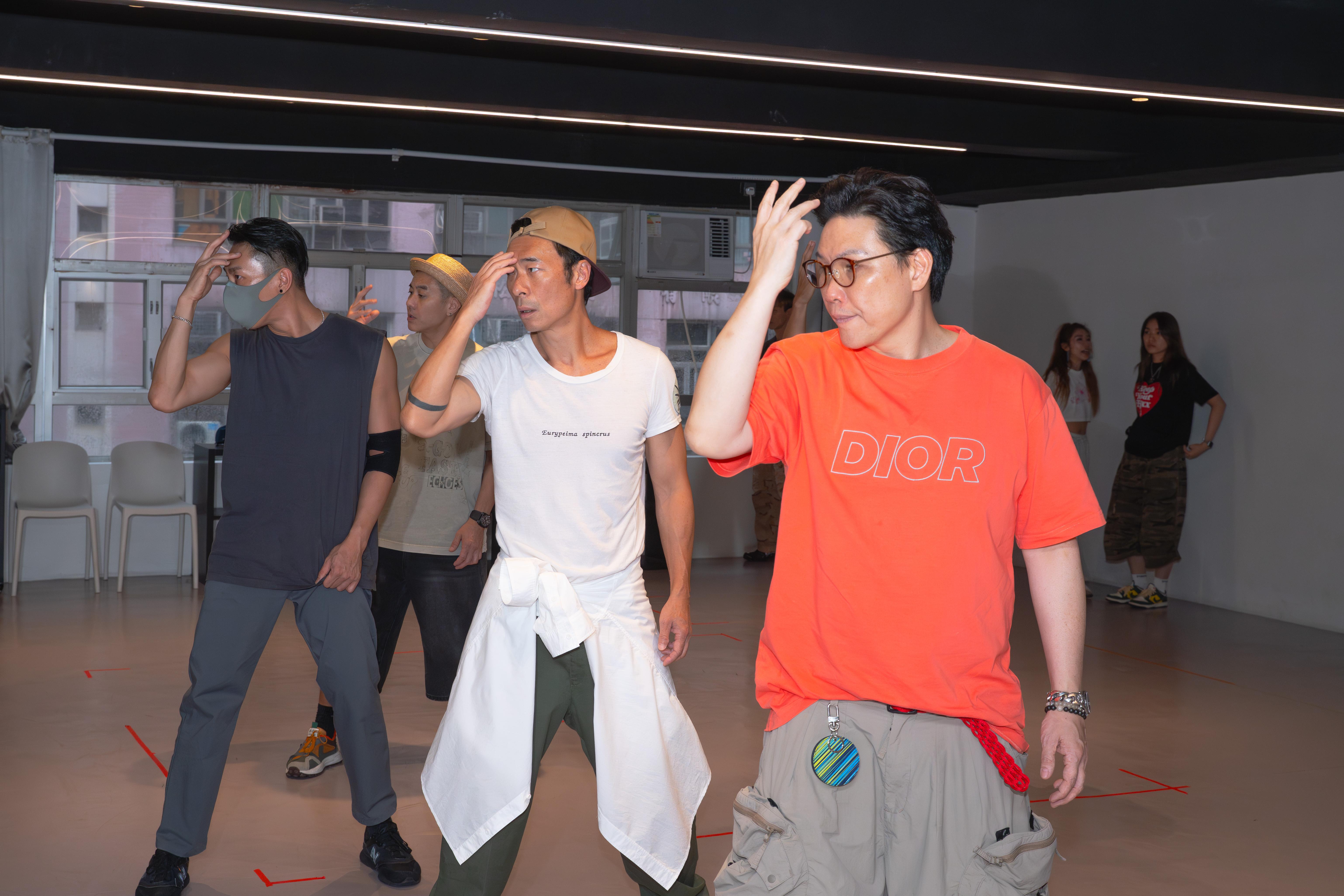 張衞健、許志安、蘇永康、和梁漢文為演唱會做好準備。