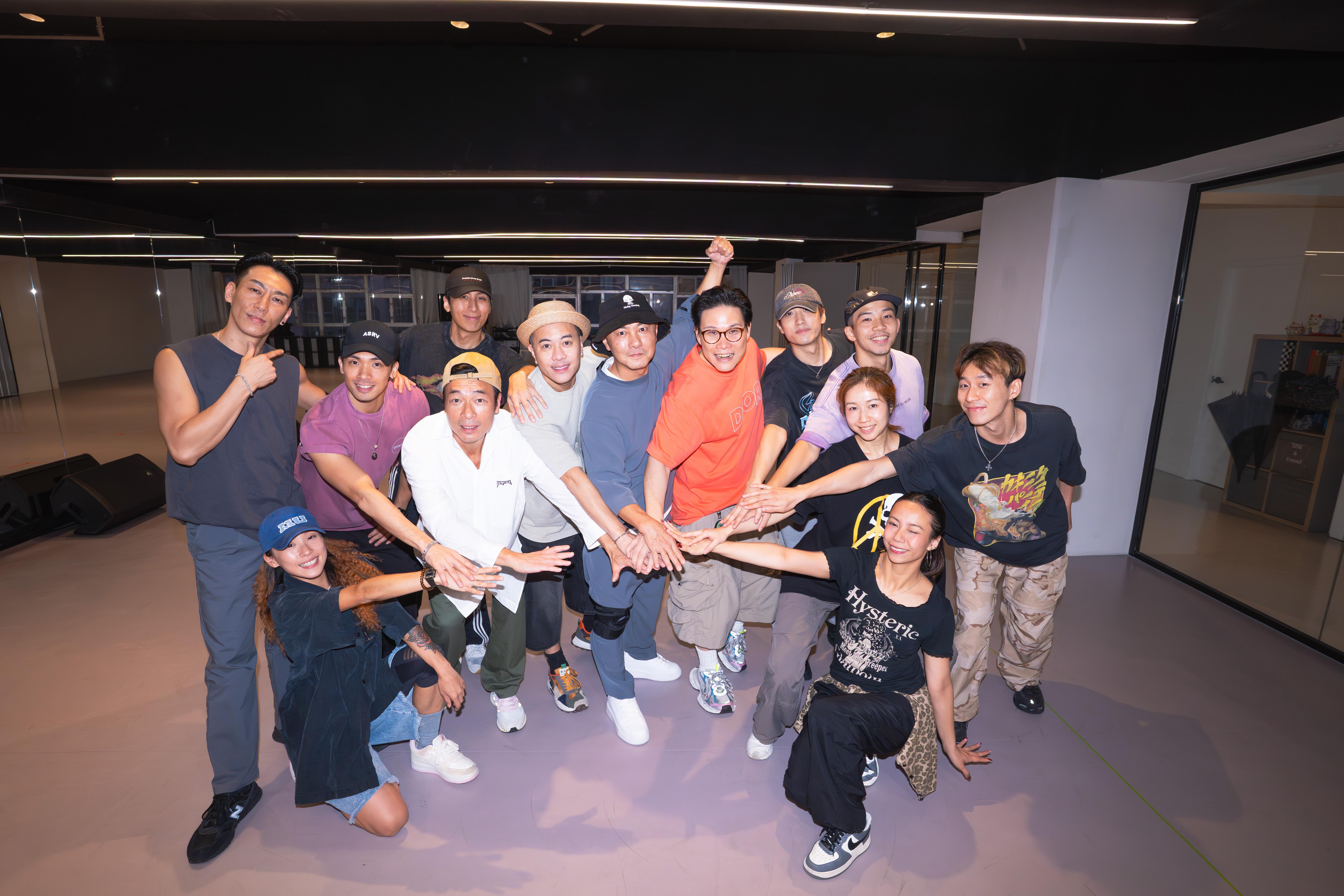 張衞健、許志安、蘇永康、和梁漢文為演唱會做好準備。