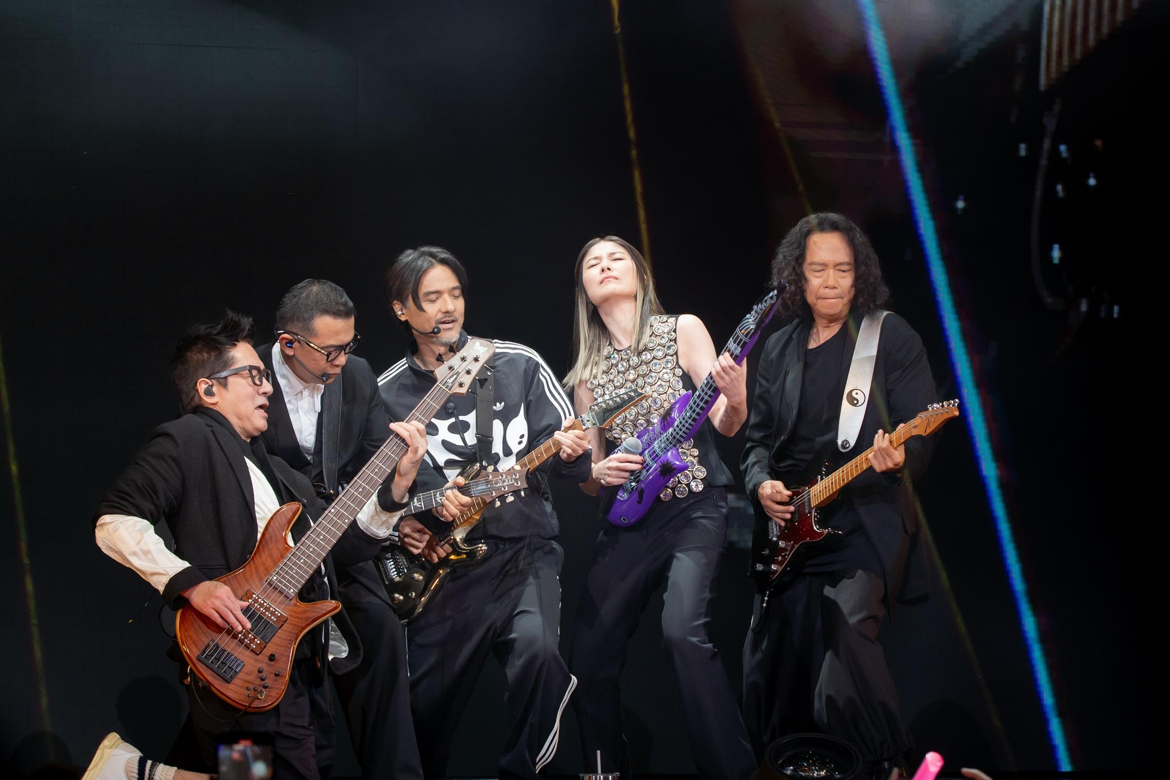 Kelly與馮德倫、雷頌德、豹哥單立文、Joey Tang合唱《紀念日》