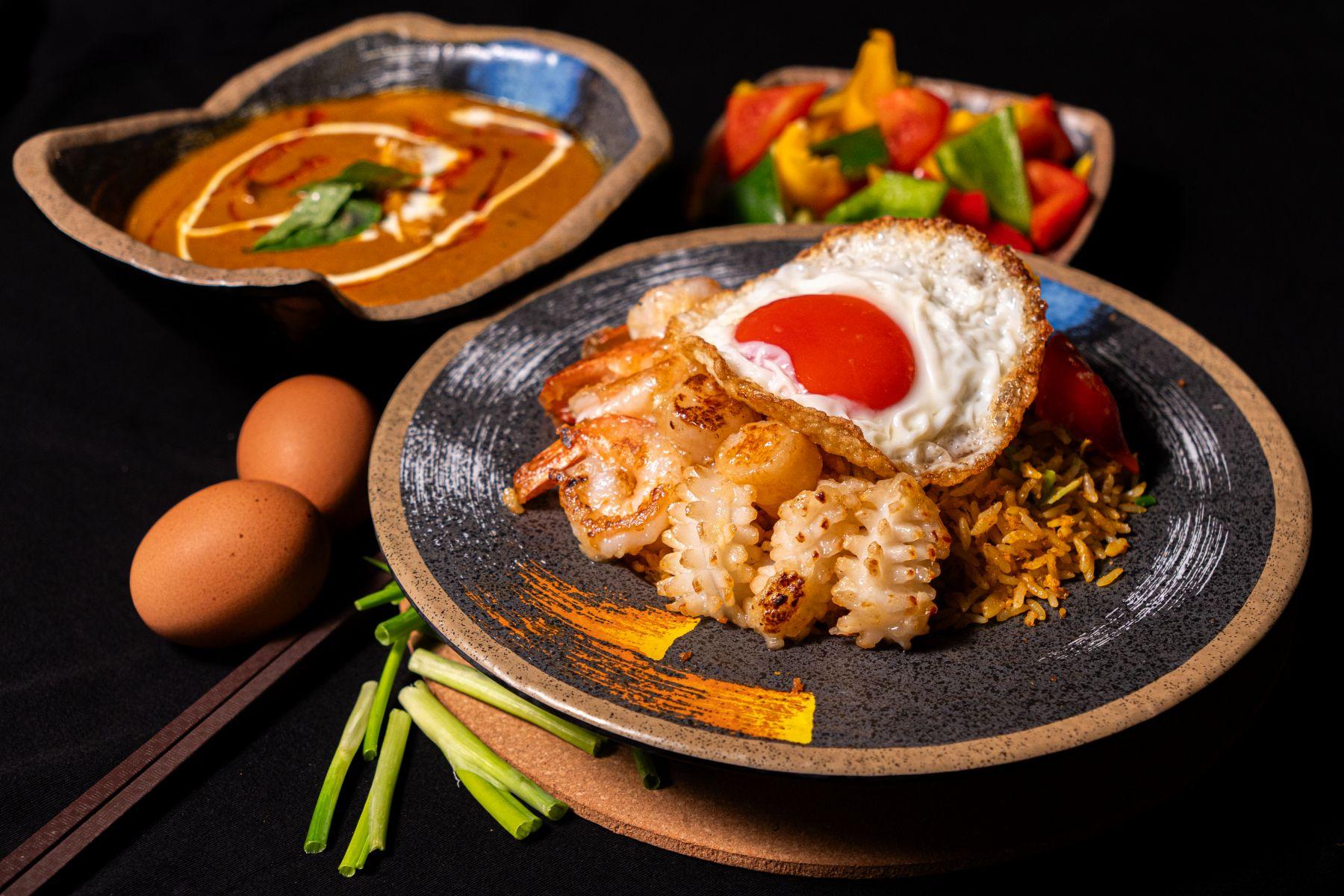 海鮮(帶子、蝦球、鮮魷)配咖喱蛋炒飯$98