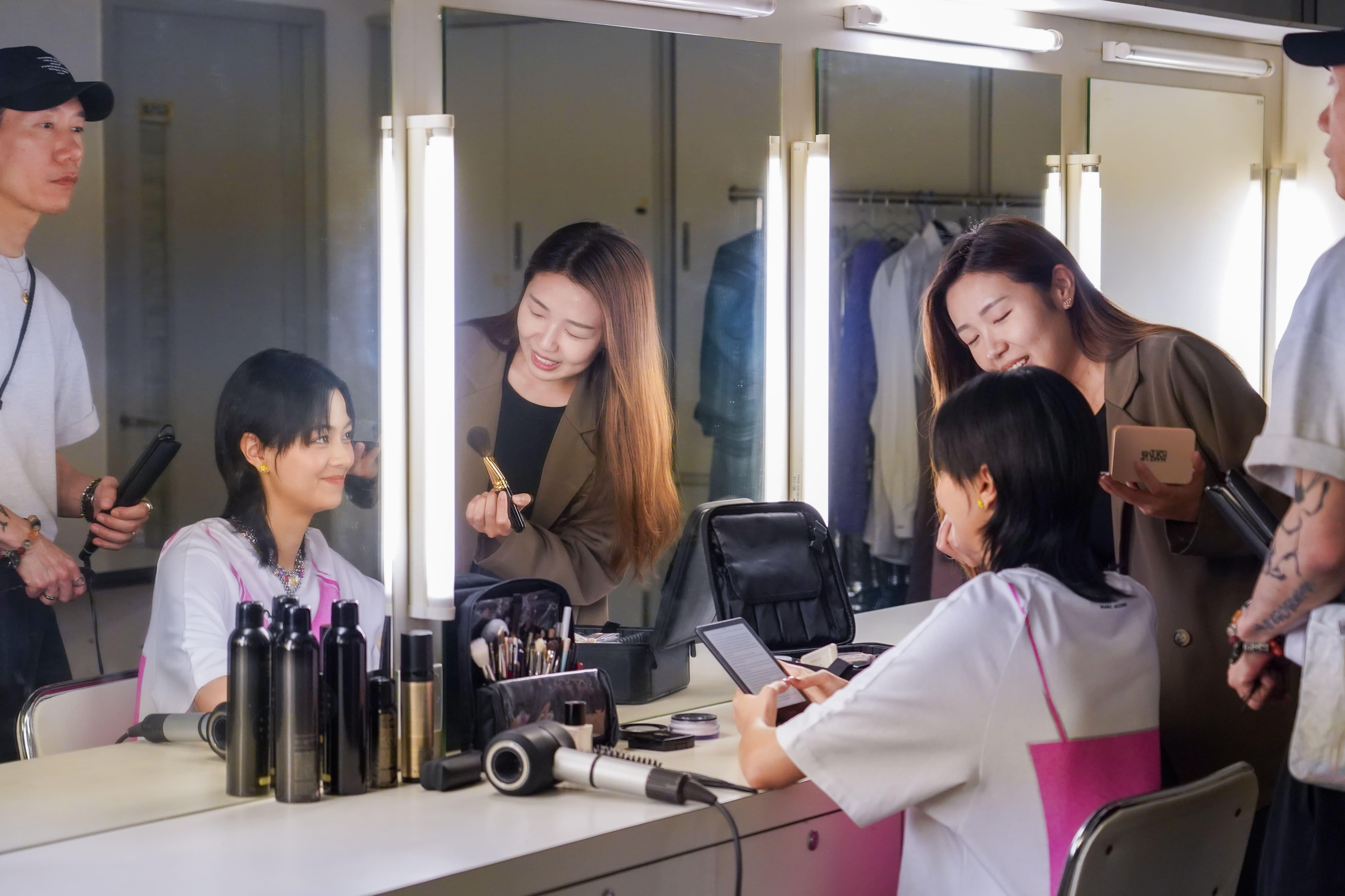 Amy Lo拍新歌《白牆》MV換足10個造型。