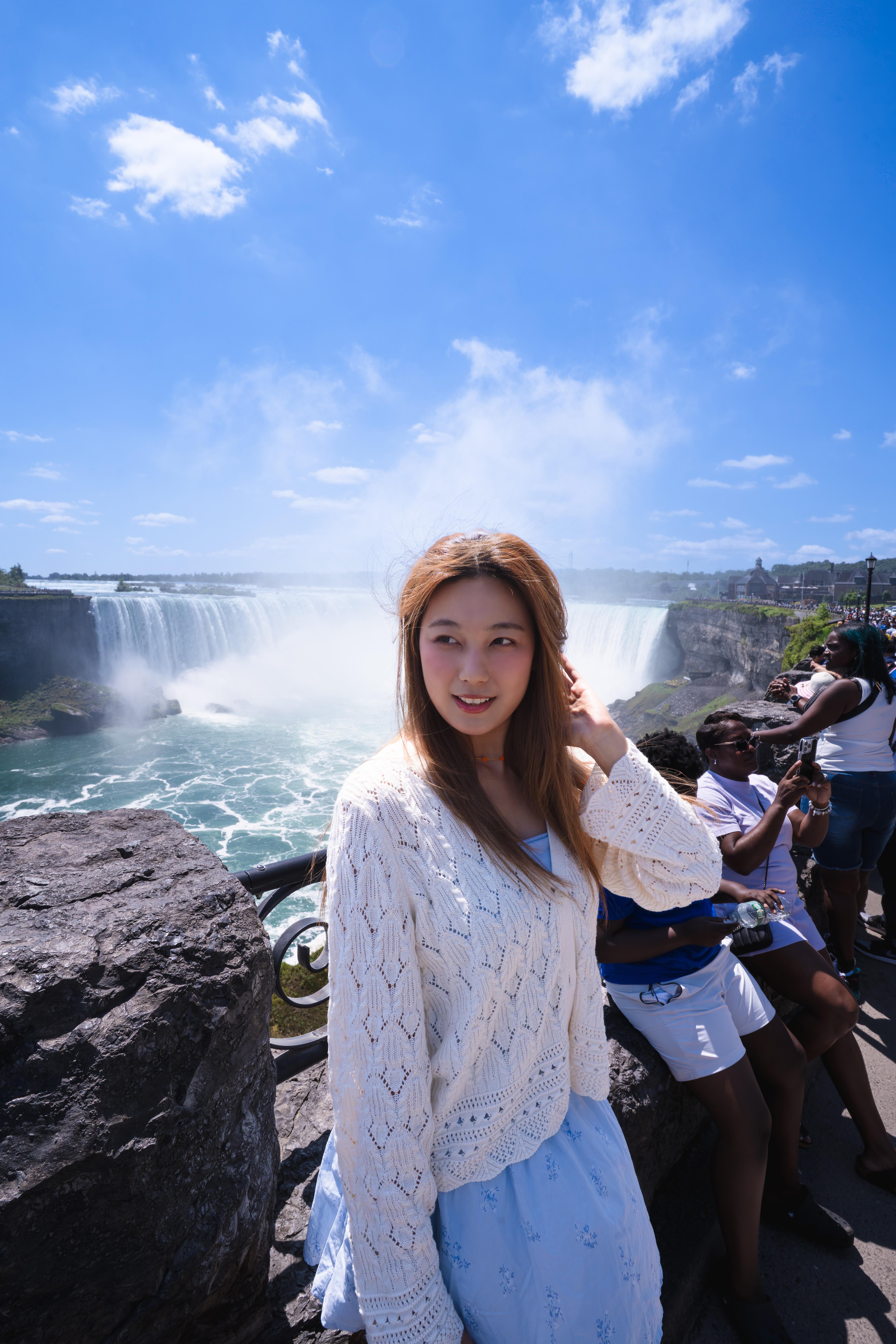 黃淑蔓近距離感受大瀑布的氣勢。