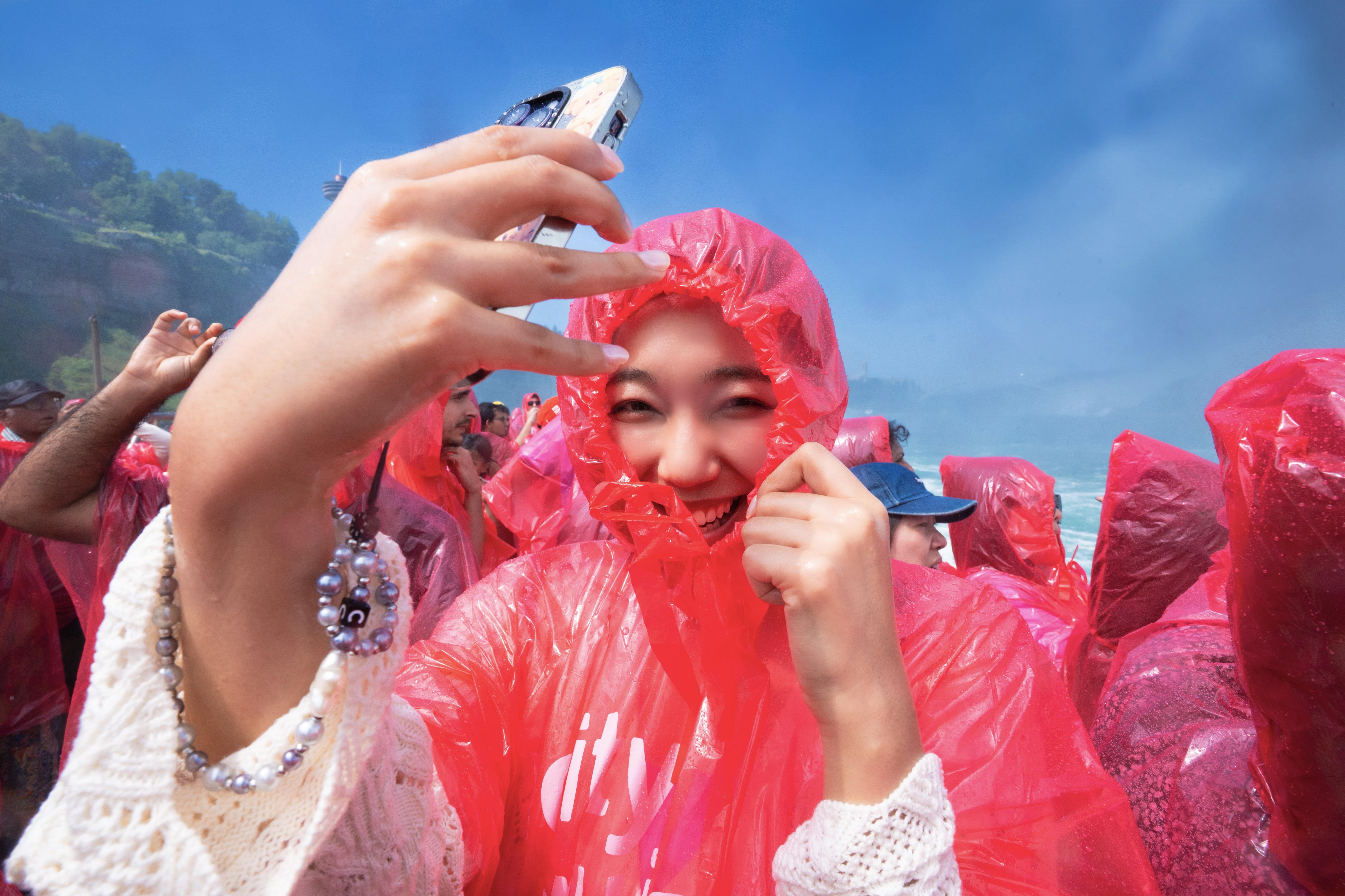 黃淑蔓感受瀑布氣勢玩到妝都溶,令她相當開心。