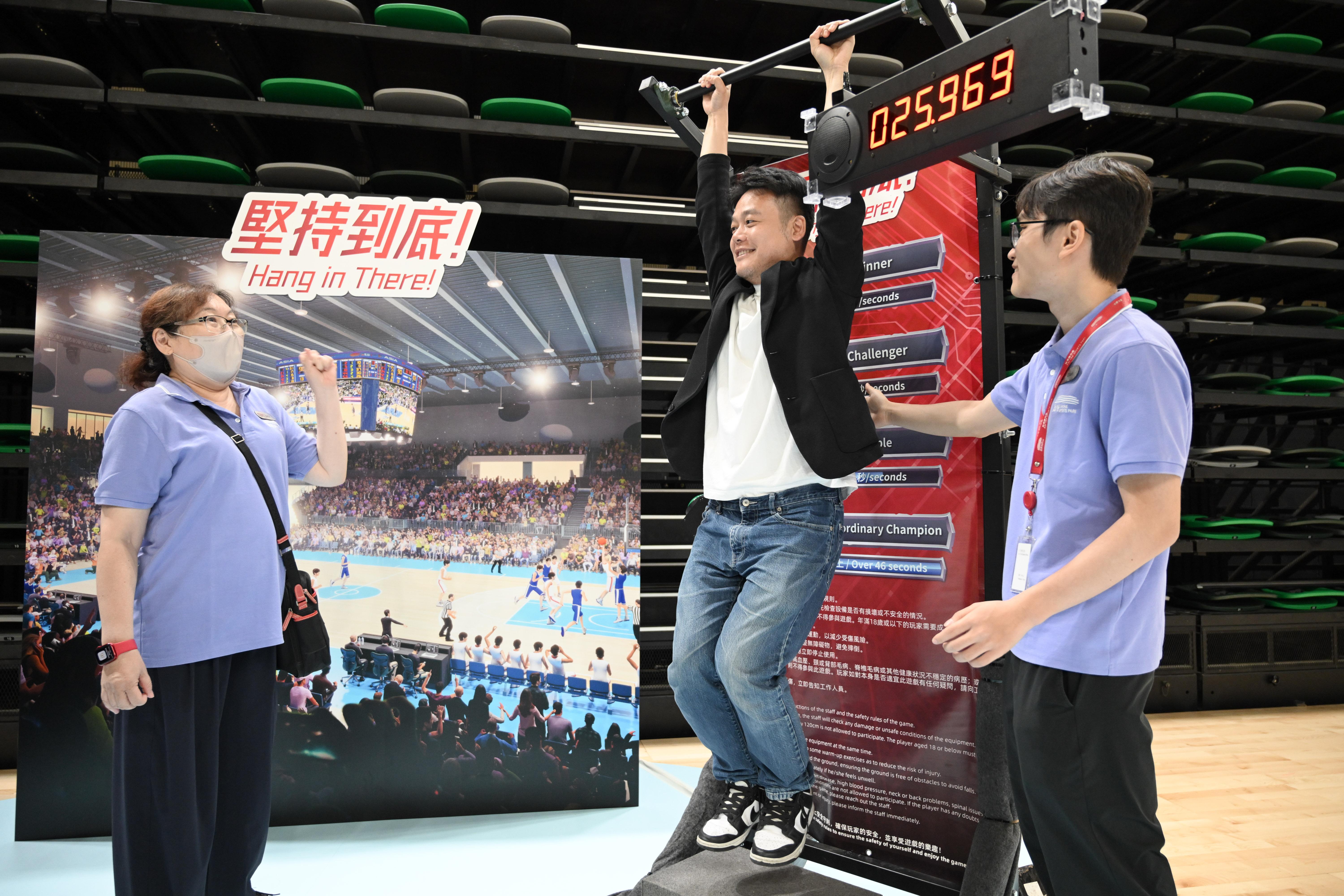 九龍城區議員關浩洋試玩「堅持到底」遊戲,體驗Slasher的堅毅精神。