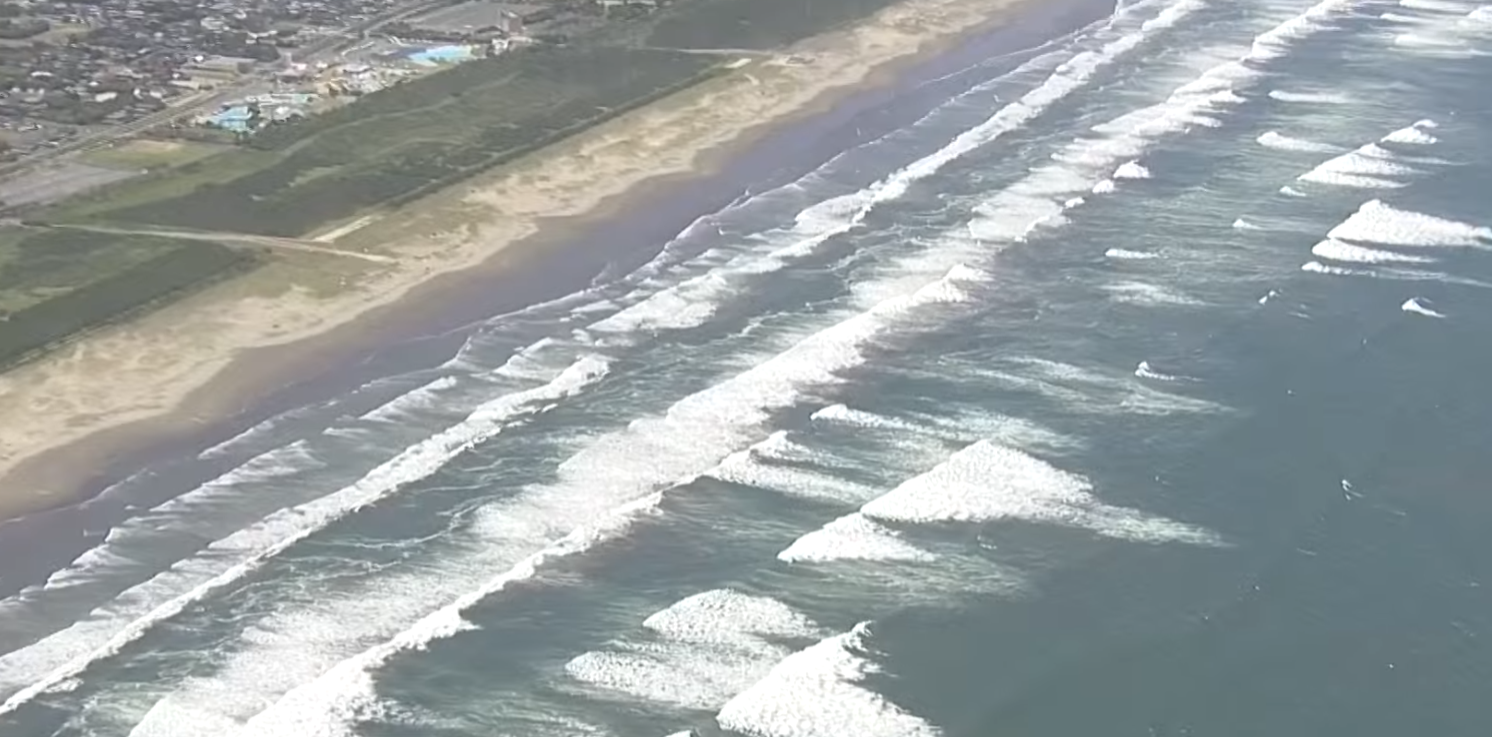 日本氣象廳向北海道、青森、岩手、宮城、福島、茨城、千葉(圖)、靜岡、三重、和歌山、宮崎各縣與東京都小笠原諸島發布的海嘯提醒改為警報(直播截圖)