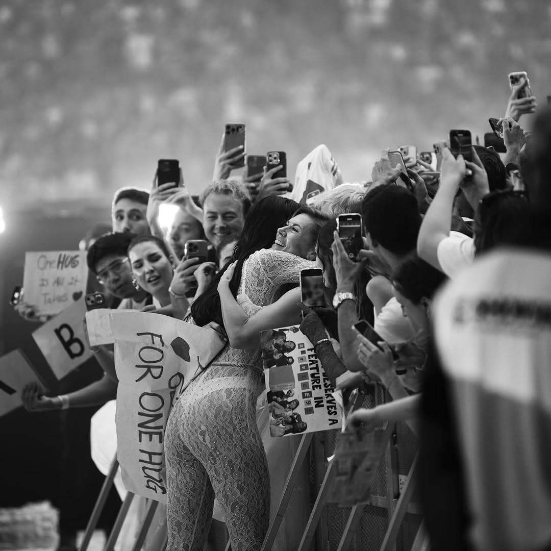 遇見英國老朋,Dua Lipa上前擁抱。