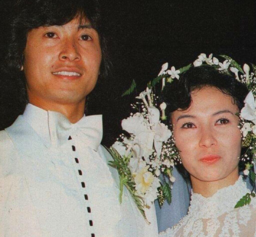中山麻理與《偶像媽咪》男星三田村邦彥在1980年結婚。