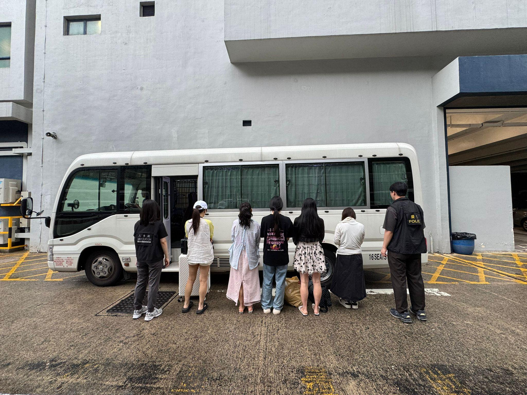 警聯入境處大埔上水掃黃拘12名內地女,最老51歲。(警方圖片)