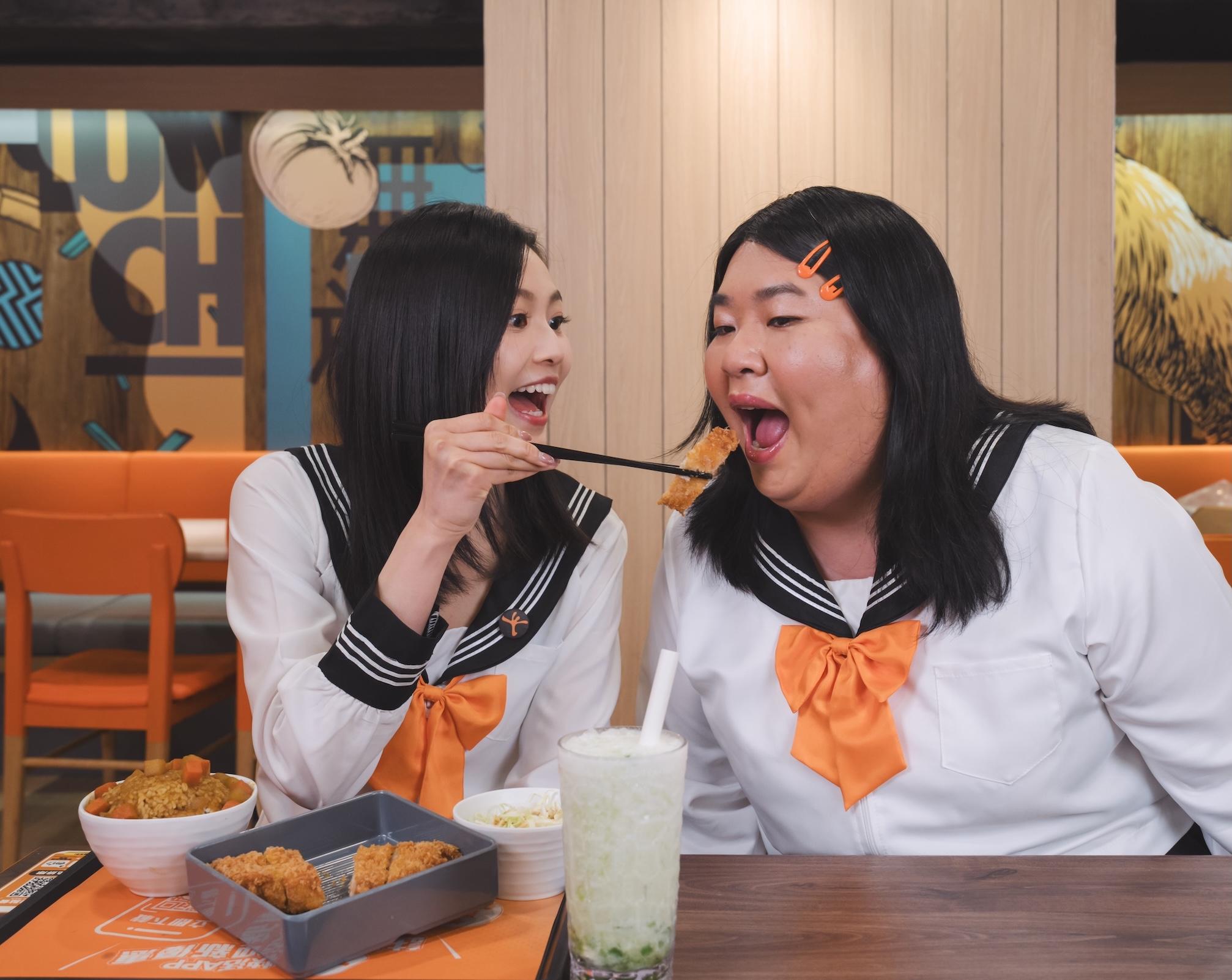 霞姐大讚Rosita專業,拍攝時又互餵代言的脆爆豚皇。