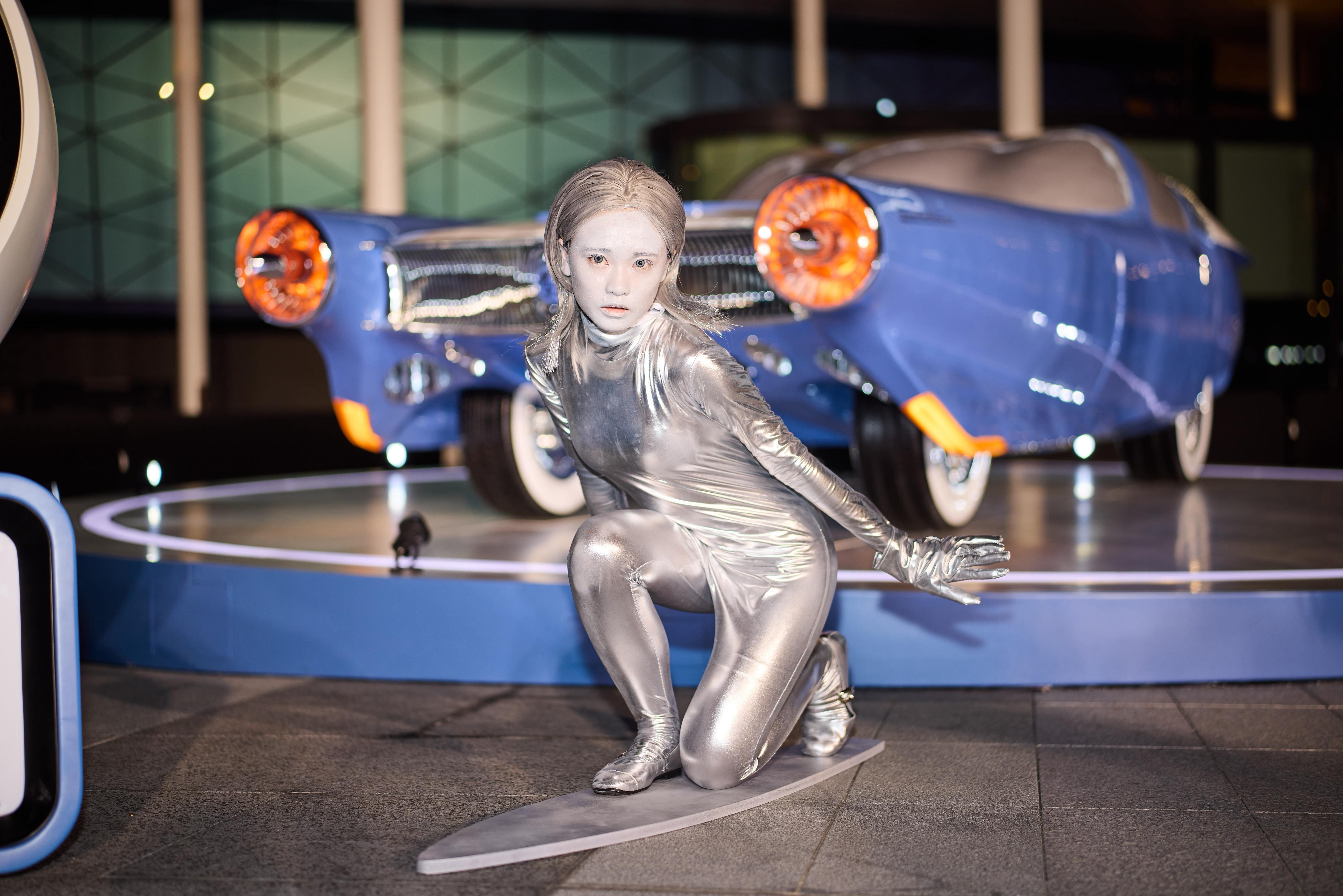 Marvel粉絲大玩cosplay與Fantasticar合照。