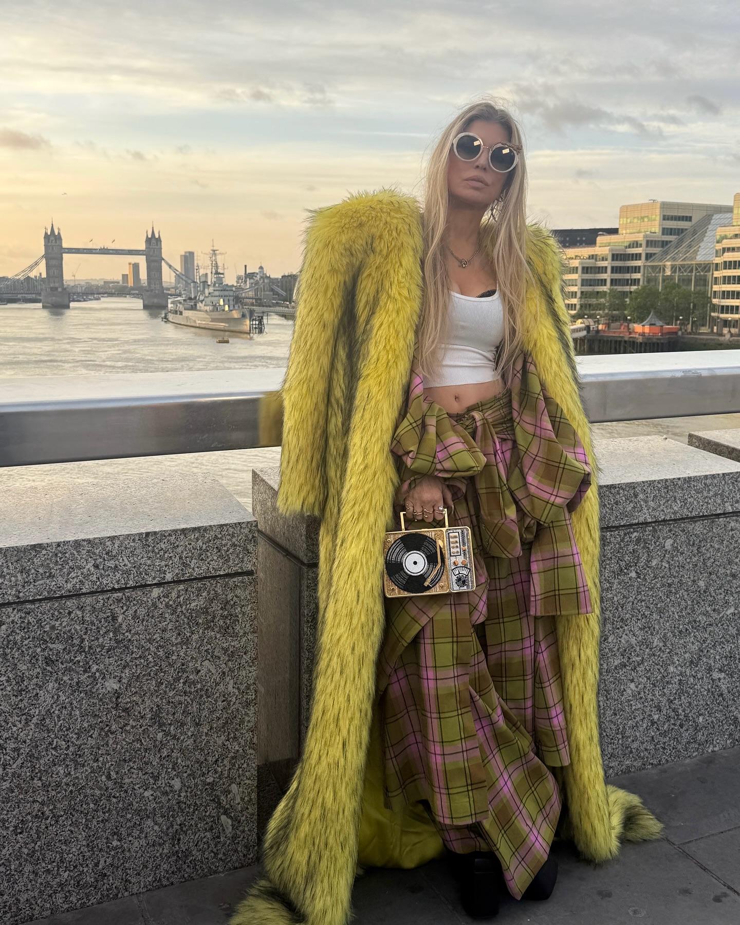 Fergie亦試過演出時瀨尿。