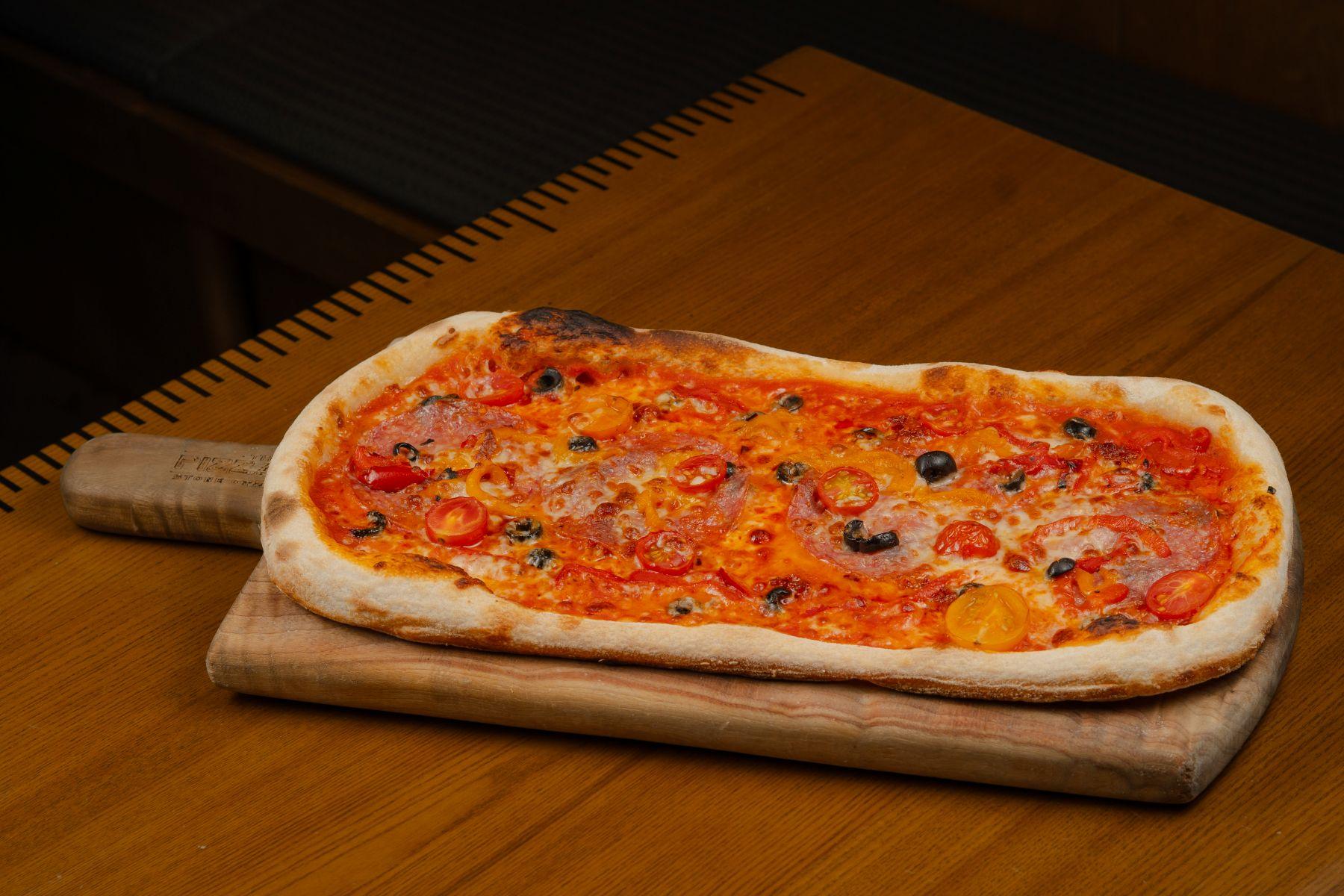 意式辣肉腸、水牛芝士、番茄醬薄餅 (9吋$138,15吋$188,30吋$328)